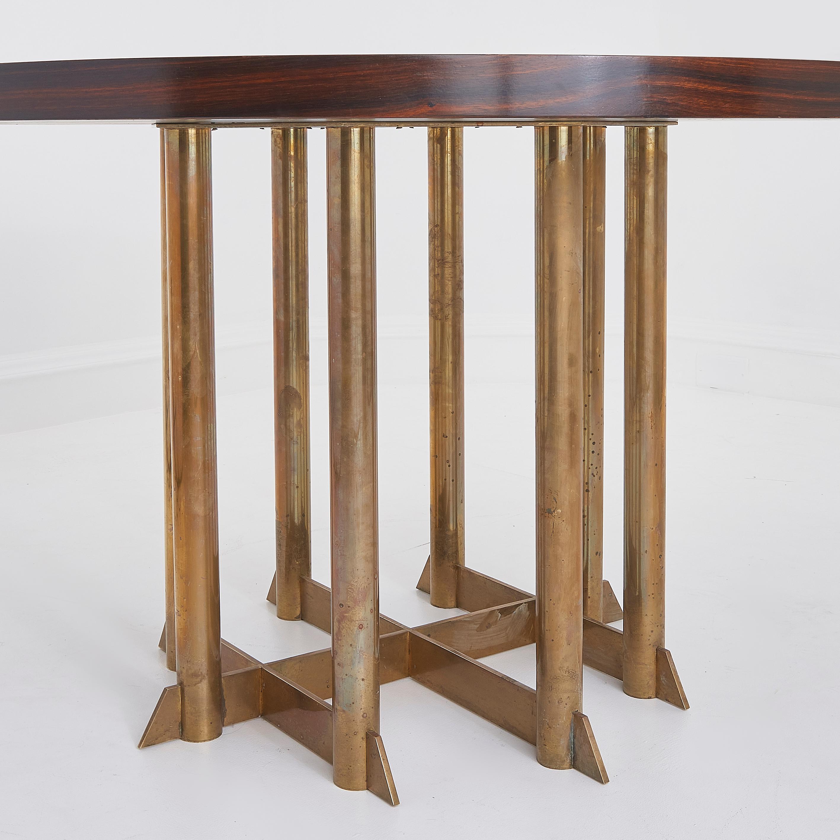Brésilien Rare table de salle à manger ronde en jacaranda du milieu du 20e siècle sur base en laiton en vente