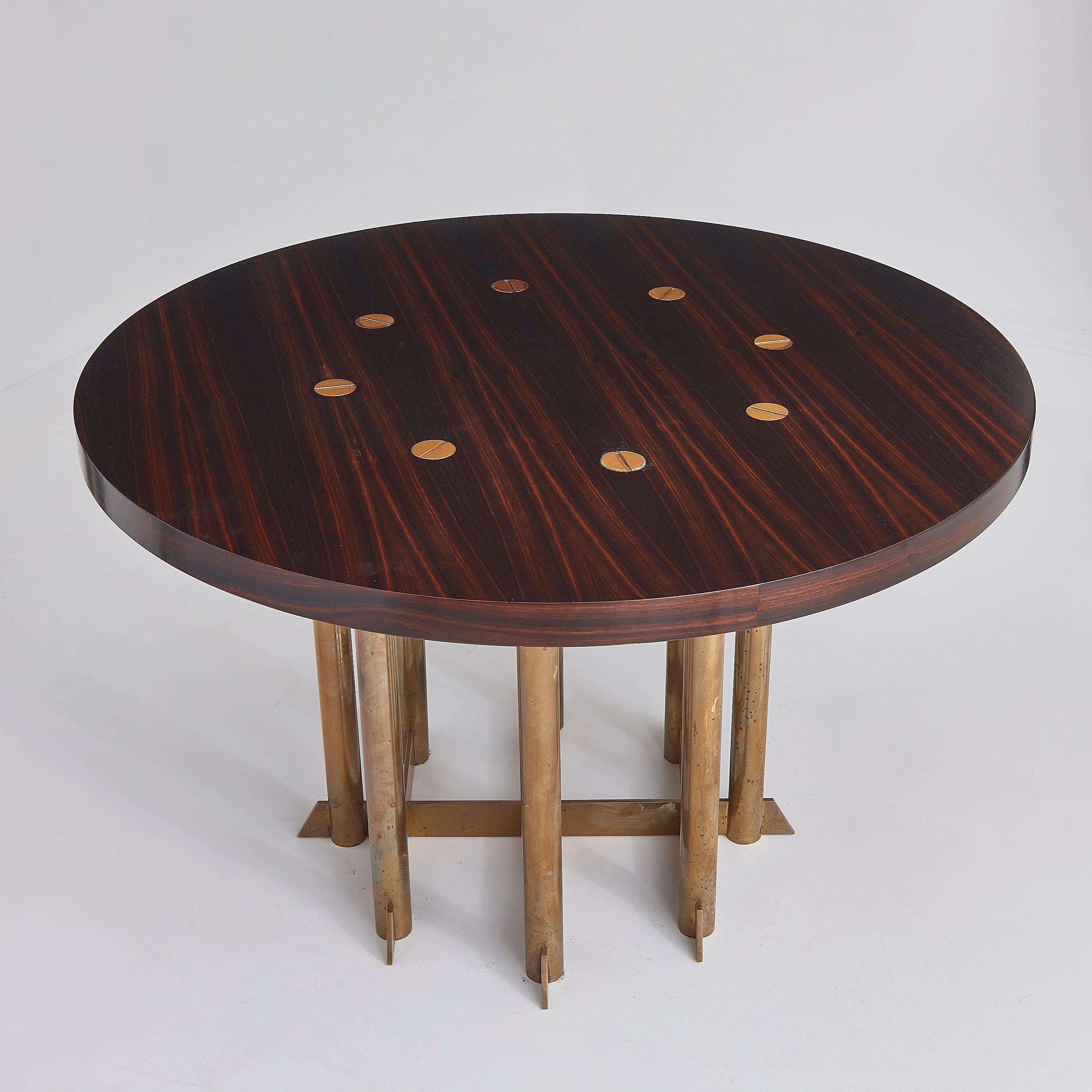Rare table de salle à manger ronde en jacaranda du milieu du 20e siècle sur base en laiton Bon état - En vente à London, GB