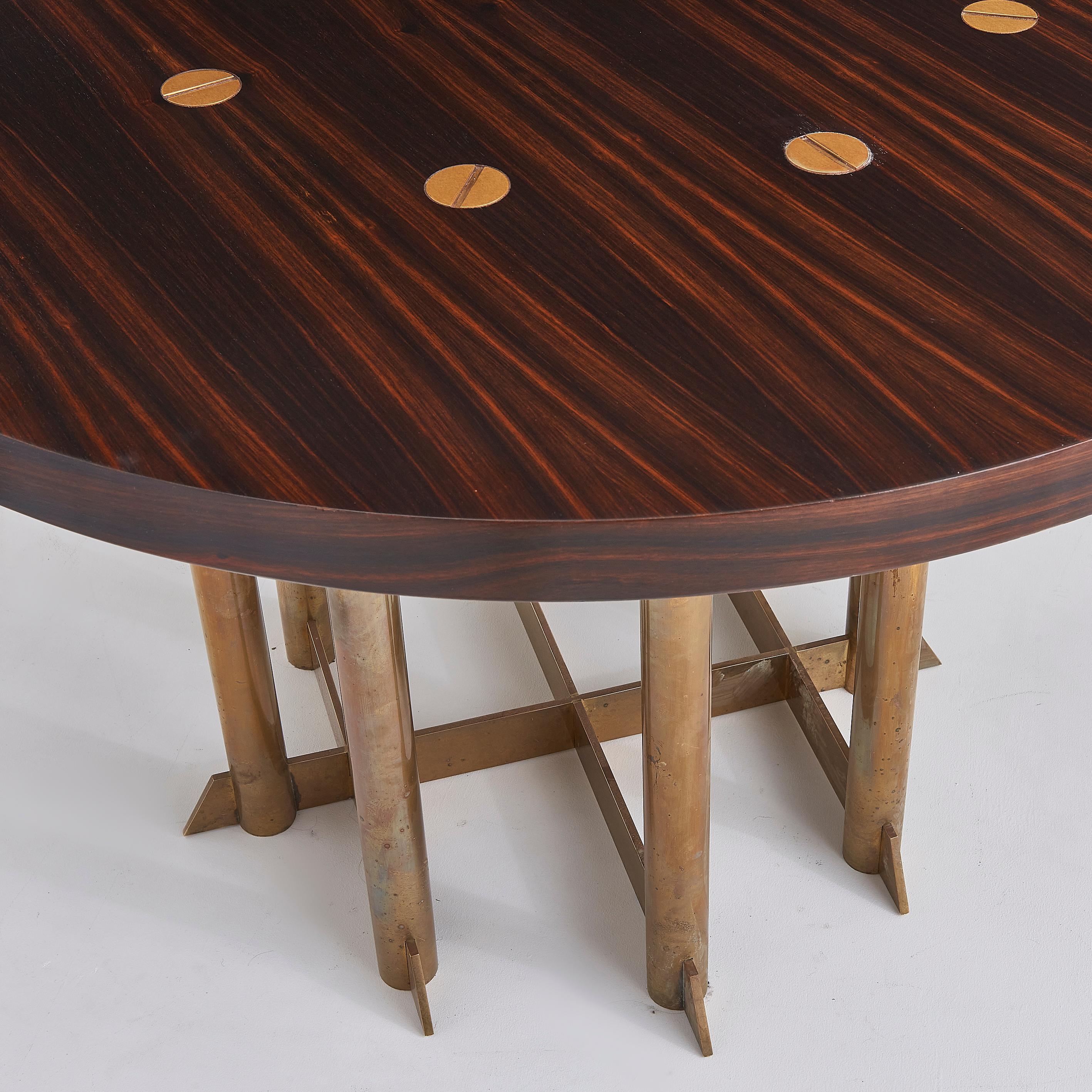 Jacaranda Rare table de salle à manger ronde en jacaranda du milieu du 20e siècle sur base en laiton en vente