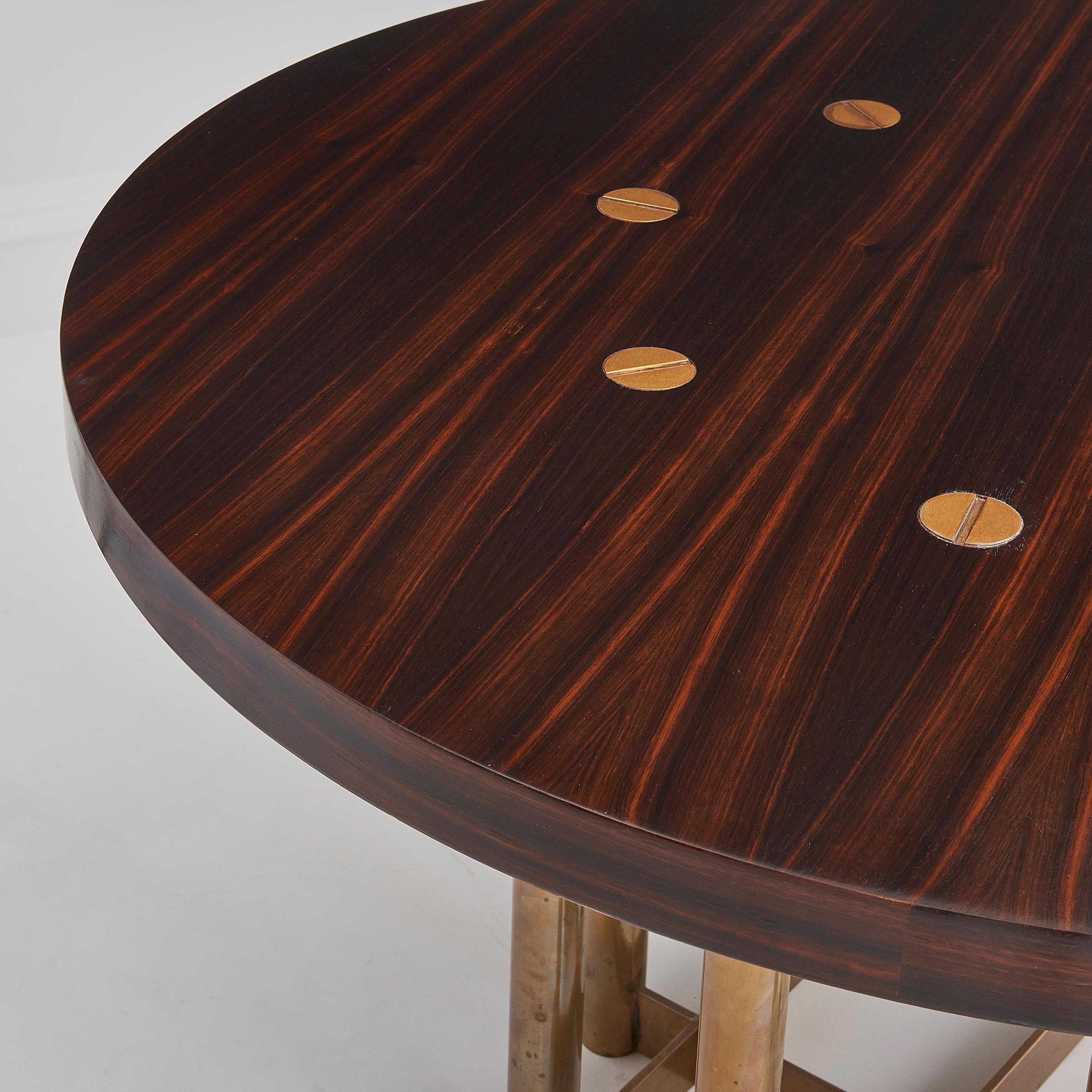 Rare table de salle à manger ronde en jacaranda du milieu du 20e siècle sur base en laiton en vente 1