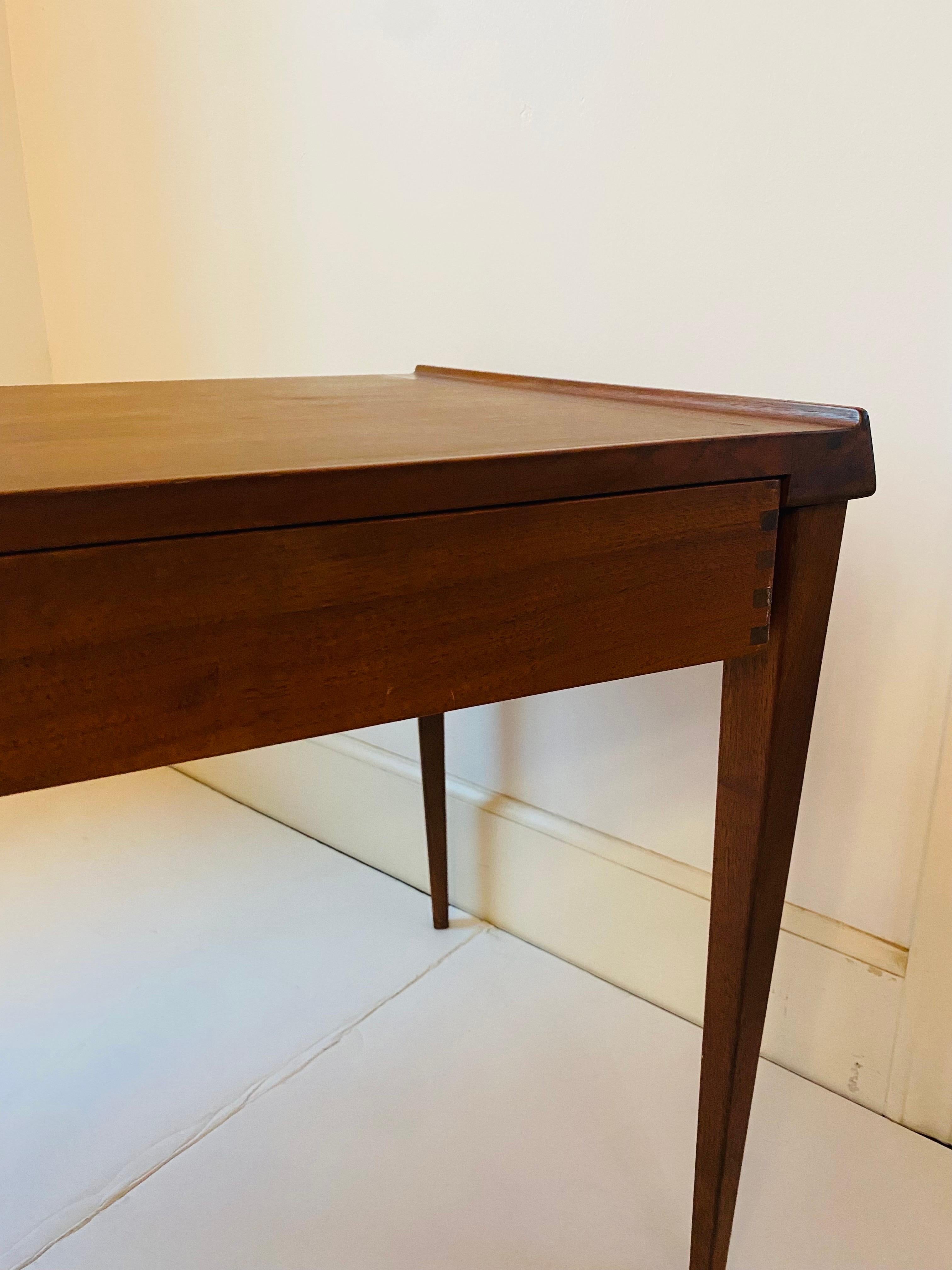 Bois Rare table d'appoint en teck des années 1960 par Moreddi Danmark en vente