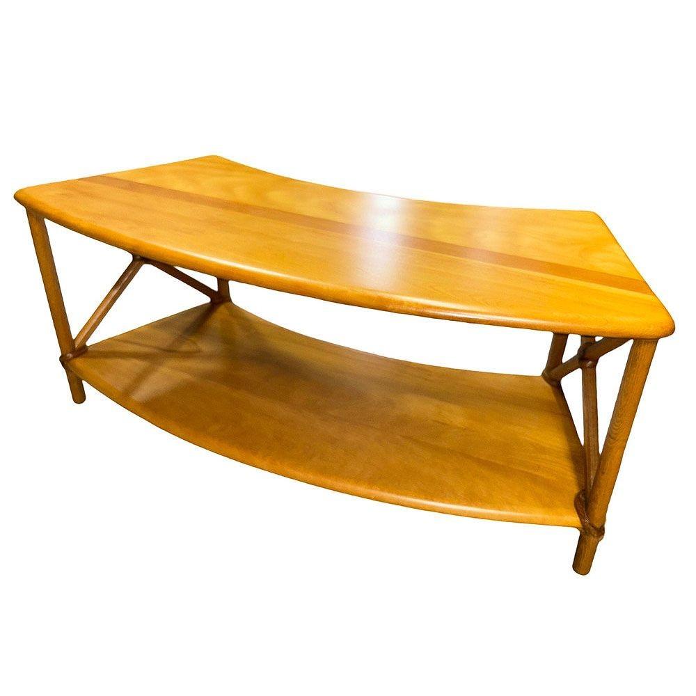 Cette table basse sculptée à deux niveaux d'inspiration Paul Frankl, magnifiquement restaurée, est composée de deux planches de bouleau sculptées suspendues à des cadres en X de chaque côté. La table a été fabriquée par la célèbre entreprise de