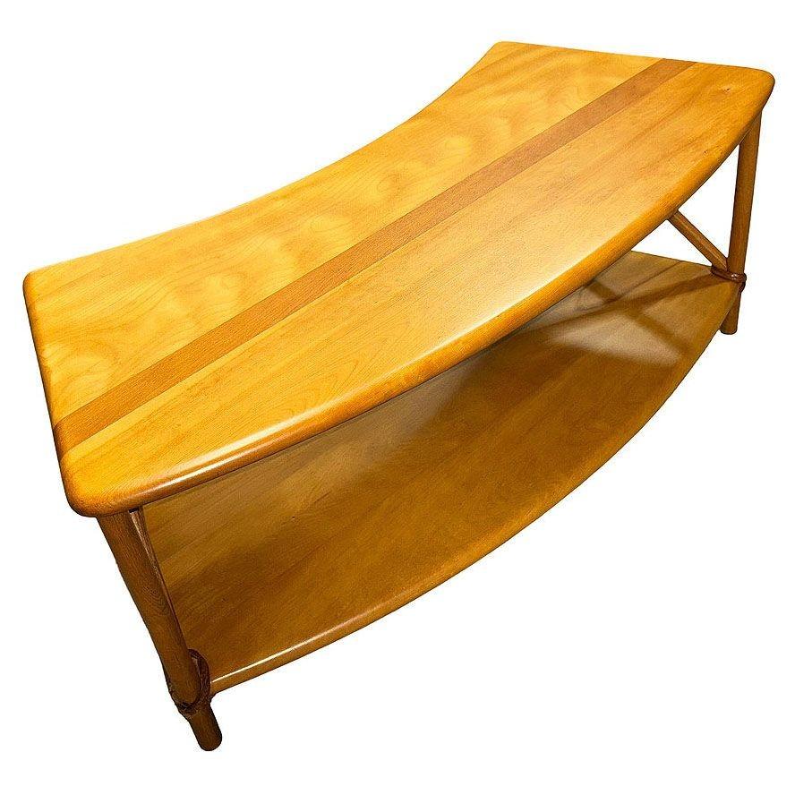 Américain Rare table basse en bouleau sculpté à 2 niveaux du milieu du siècle dernier par Heywood Wakefield en vente