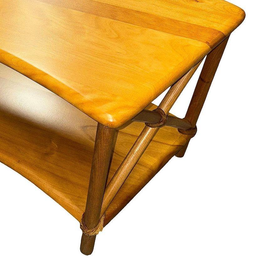 Milieu du XXe siècle Rare table basse en bouleau sculpté à 2 niveaux du milieu du siècle dernier par Heywood Wakefield en vente