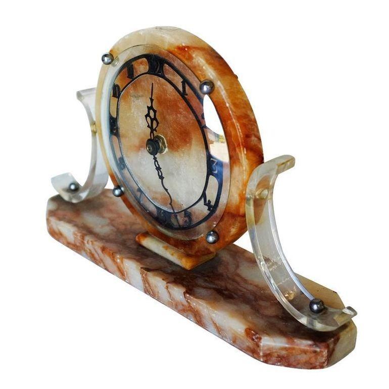 Raro reloj de chimenea modernista de mármol y acrílico de mediados de siglo Estadounidense en venta