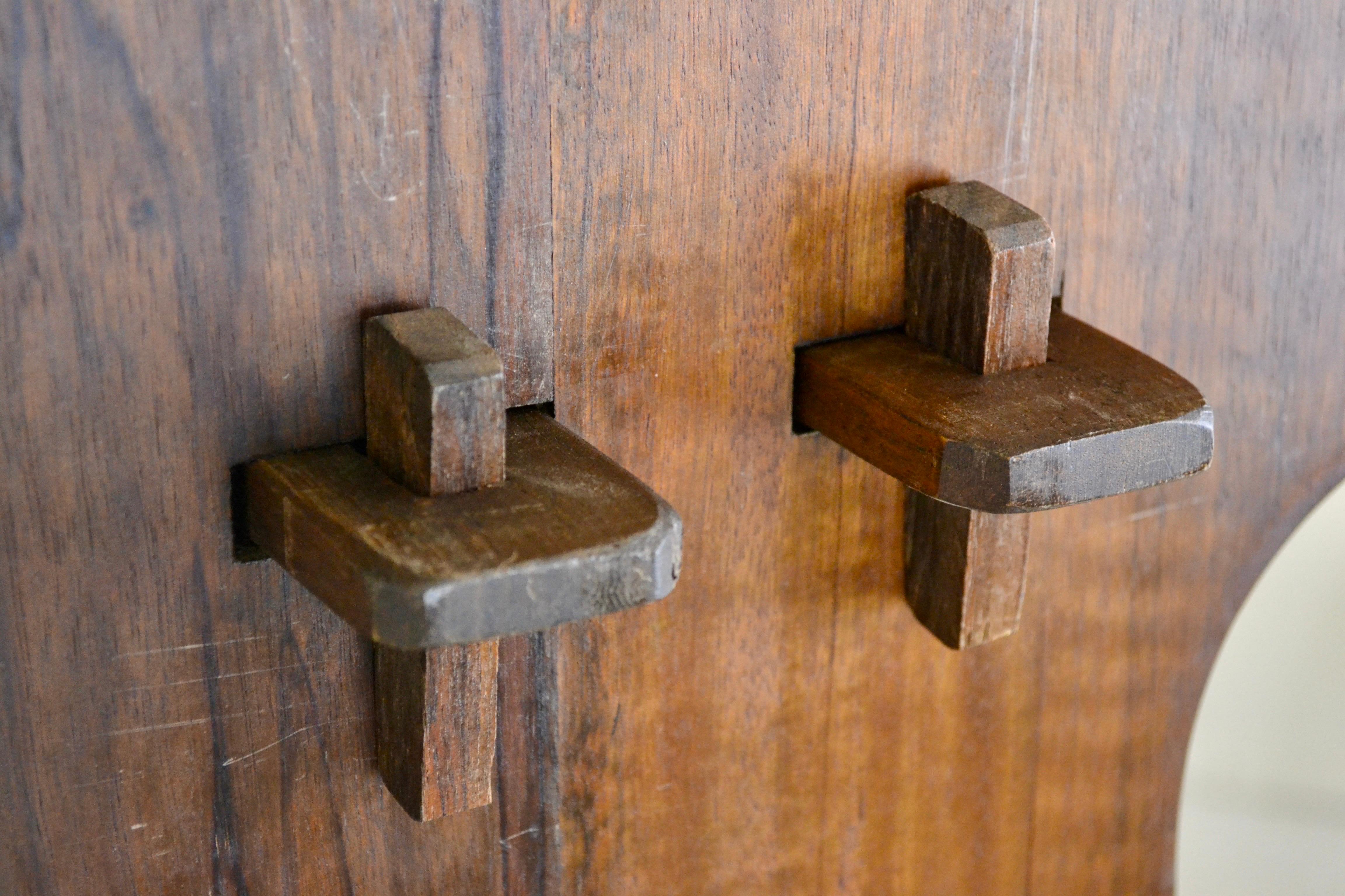 Librería artesanal única de madera maciza, totalmente desmontable.
Los estantes se encajan en los soportes laterales esculpidos y se fijan con cuñas de madera tradicionales: un notable ejemplo de artesanía alpina y ebanistería artesanal.

Esta