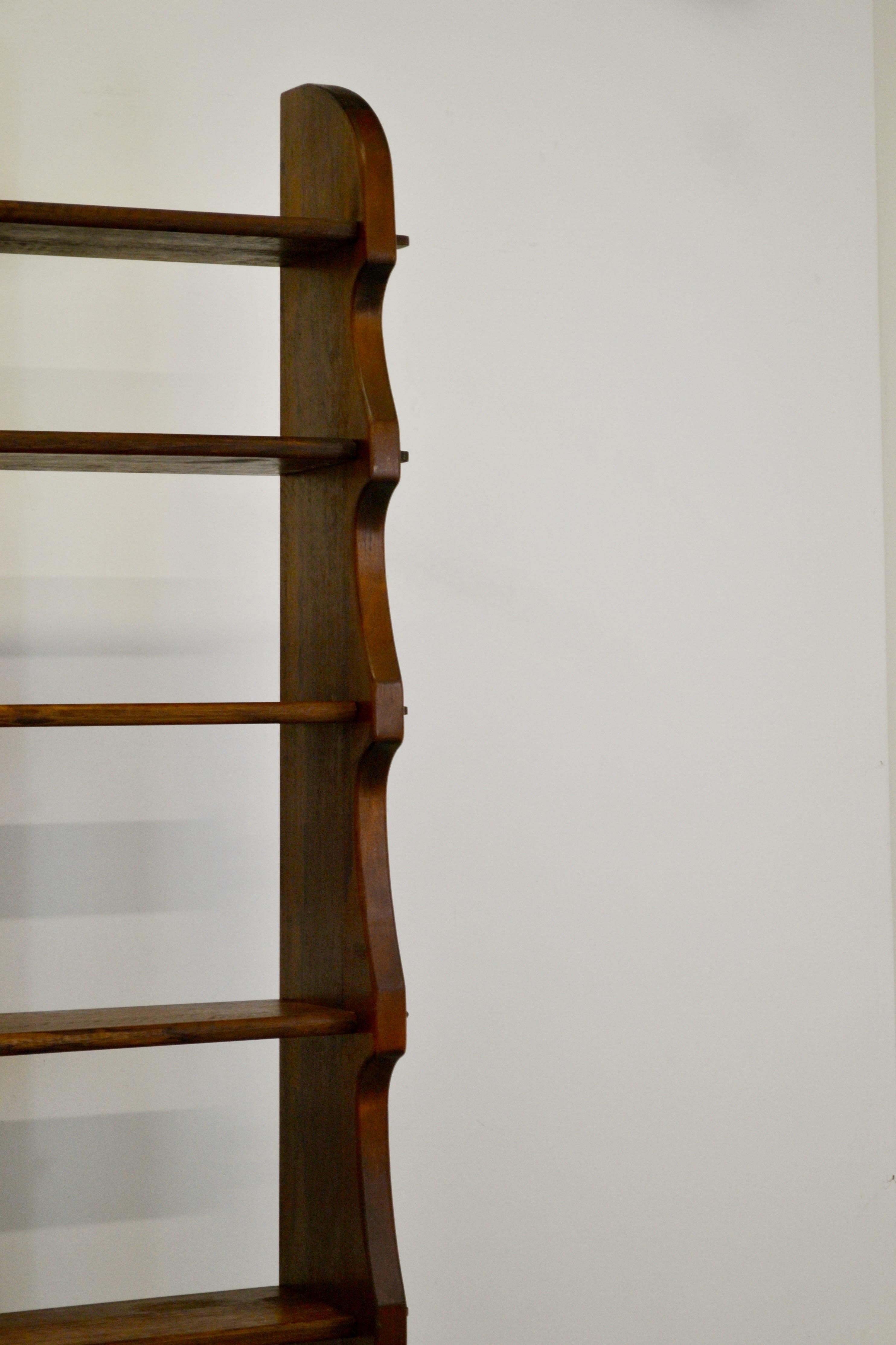 Rara librería modular alpina de madera maciza de mediados de siglo - Francia - hacia los años 50 Francés en venta