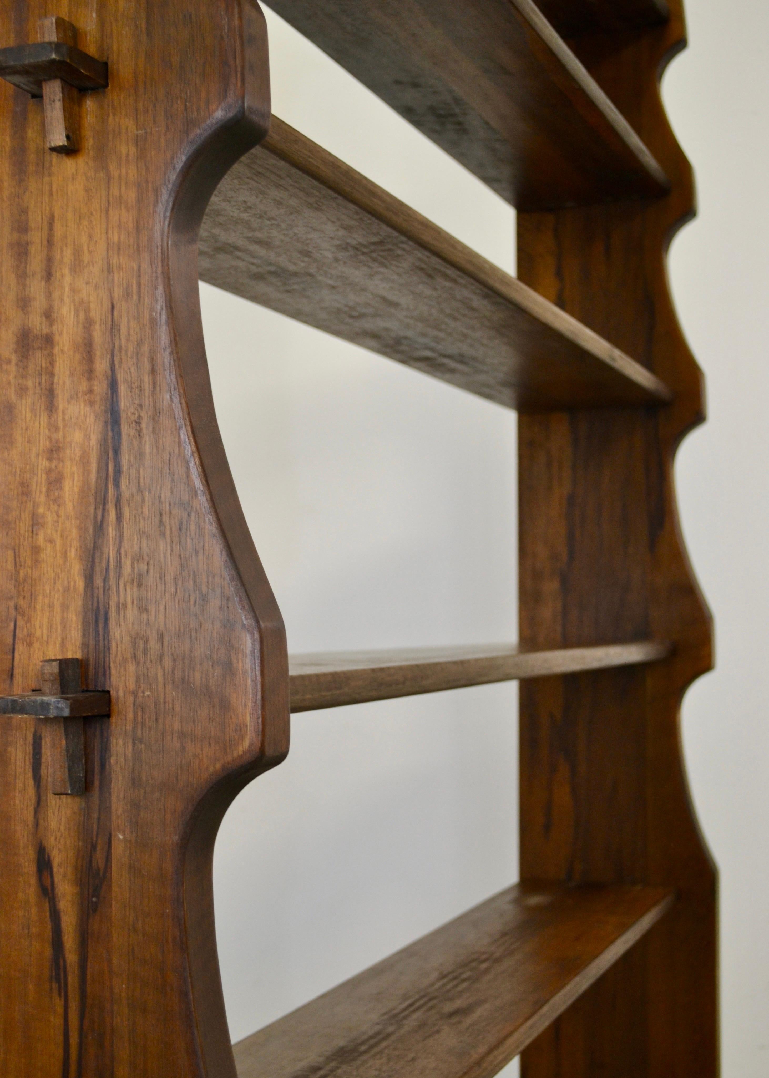 Rara librería modular alpina de madera maciza de mediados de siglo - Francia - hacia los años 50 siglo XX en venta