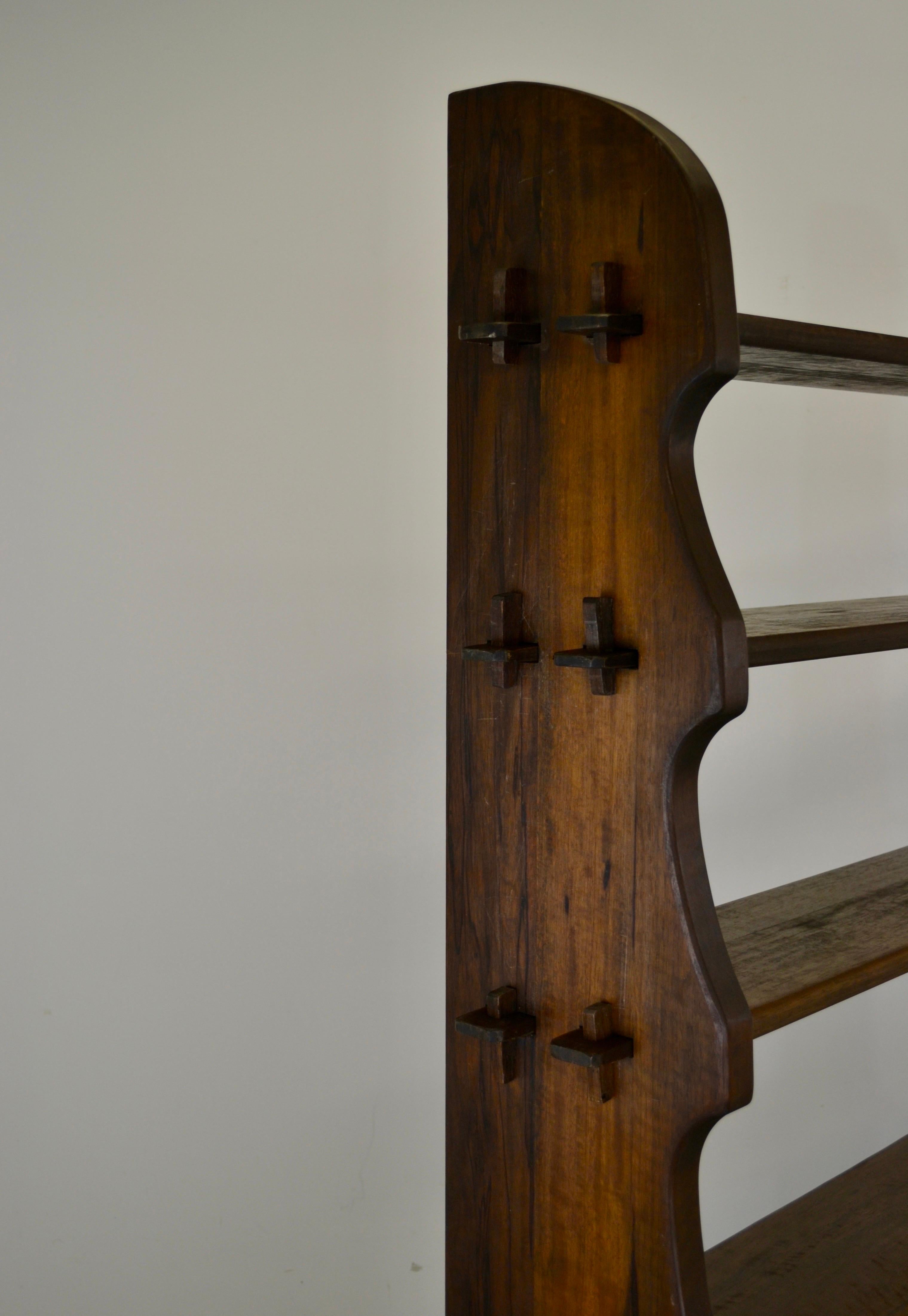 Rara librería modular alpina de madera maciza de mediados de siglo - Francia - hacia los años 50 Madera en venta