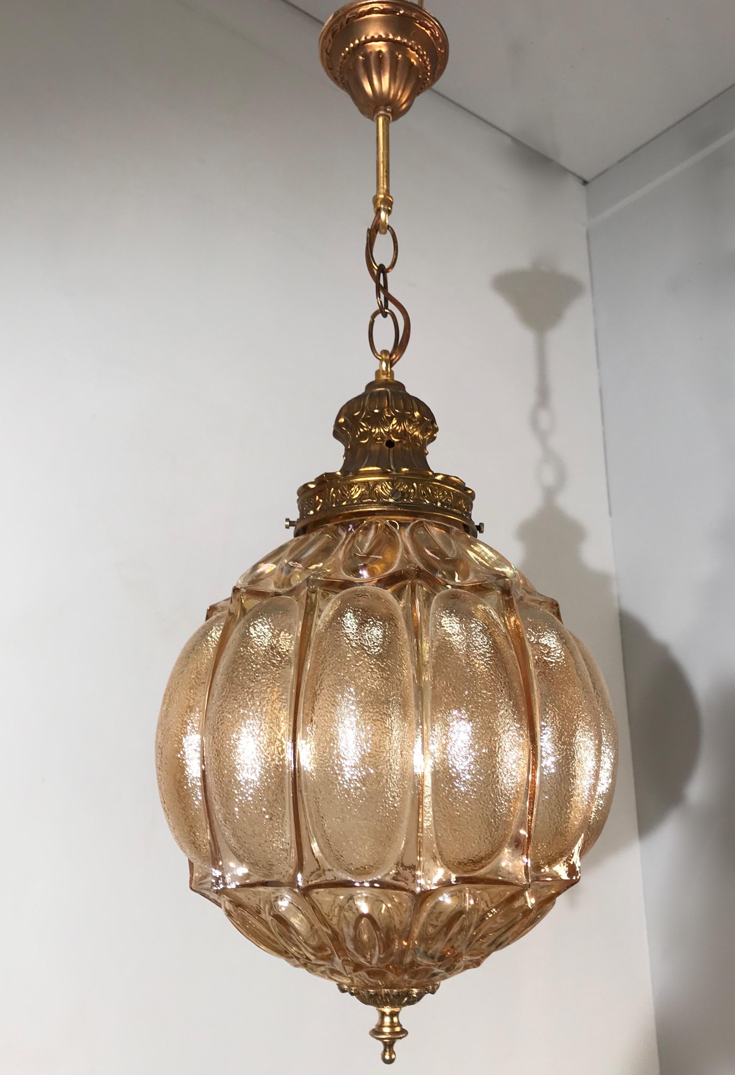 Seltene Mid-Century Modern-Pendelleuchte/Leuchte aus Bernstein mit goldfarbenem Glas und Messing (Moderne der Mitte des Jahrhunderts) im Angebot