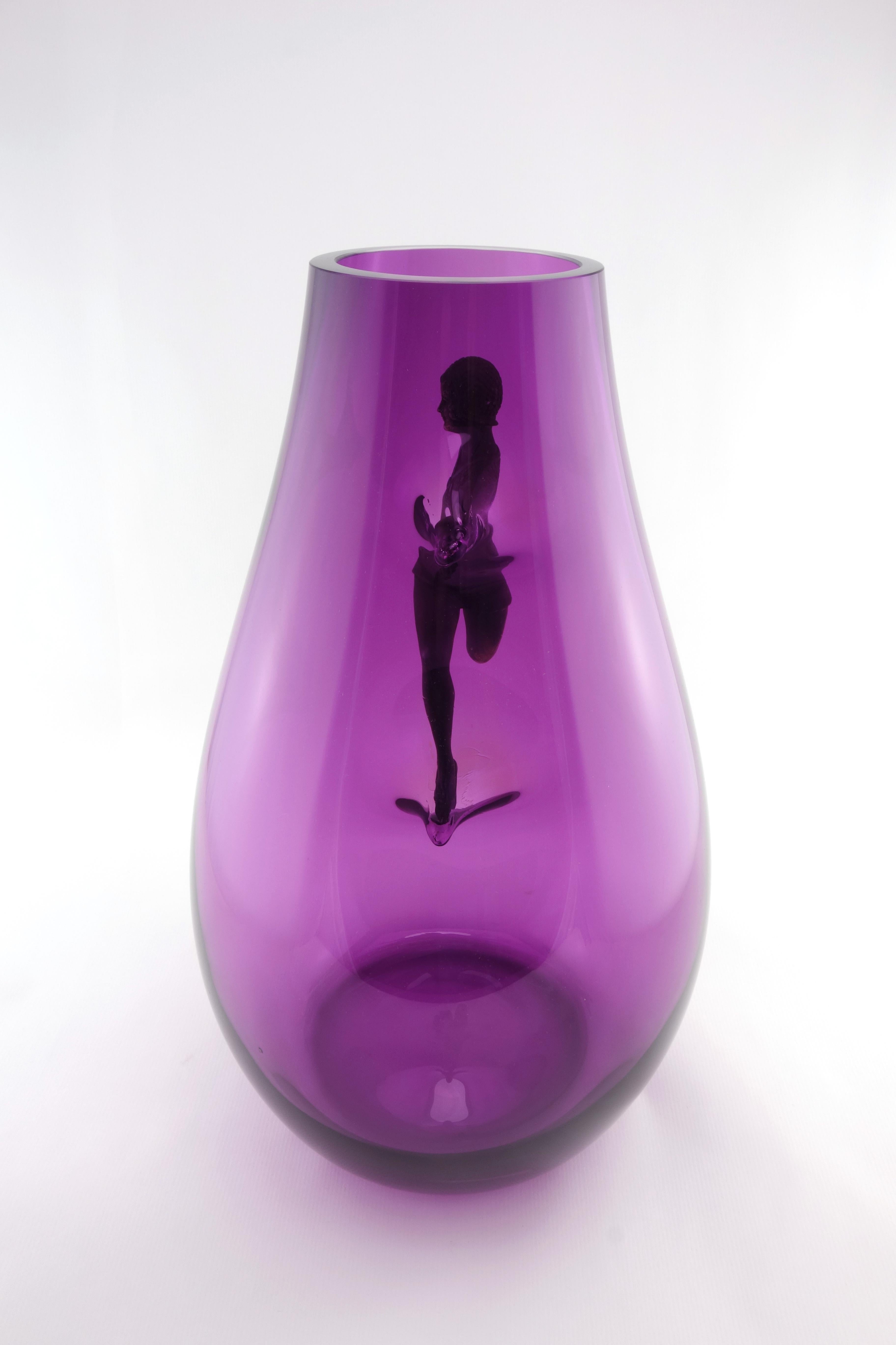 Questo eccezionale vaso unico è stato disegnato e creato dalla rinomata artista francese Vanessa Mitrani. Soffiato a mano con meticolosa maestria, il vaso presenta forme delicate e organiche e sottili variazioni che evidenziano la maestria