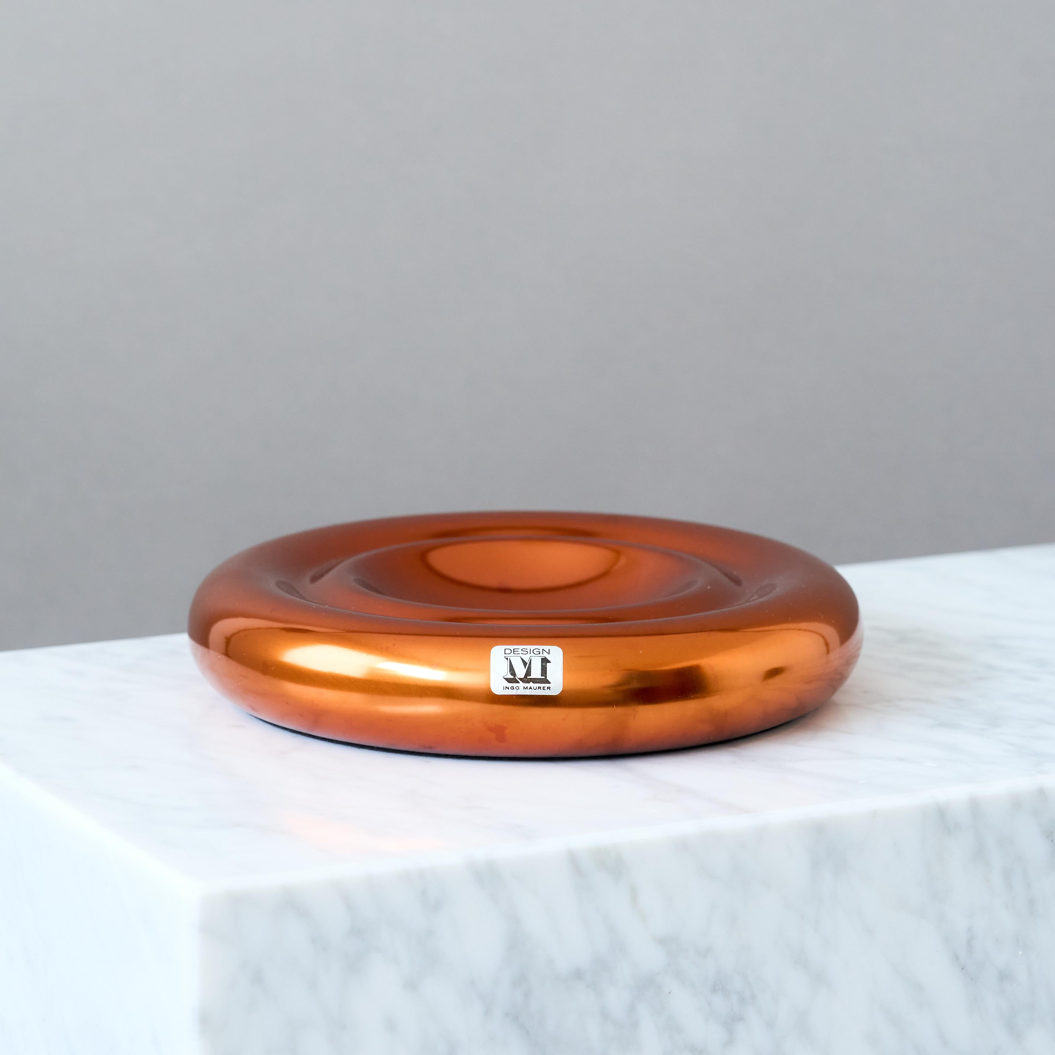 Rarissima ciotola in metallo della metà del secolo scorso realizzata da Ingo Maurer per la sua azienda Design M, Germania, anni '70.

Eccellenti condizioni originali. 
Adesivo originale.

Ingo Maurer è nato il 12 maggio 1932 sull'isola di Reichenau,