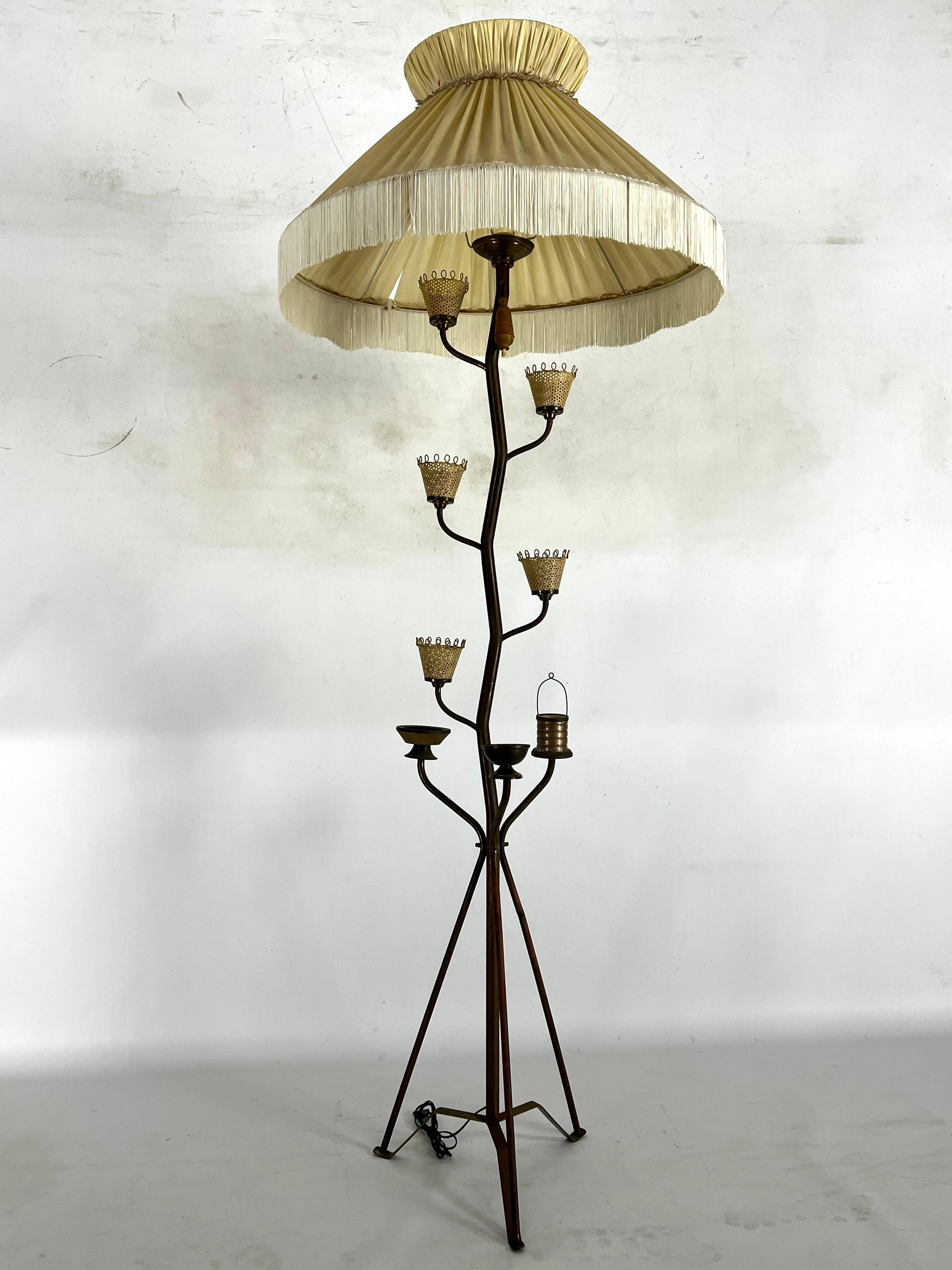 italien Rare lampadaire en laiton du milieu du siècle dernier, à la manière d'Arredoluce Monza. Italie années 1950 en vente