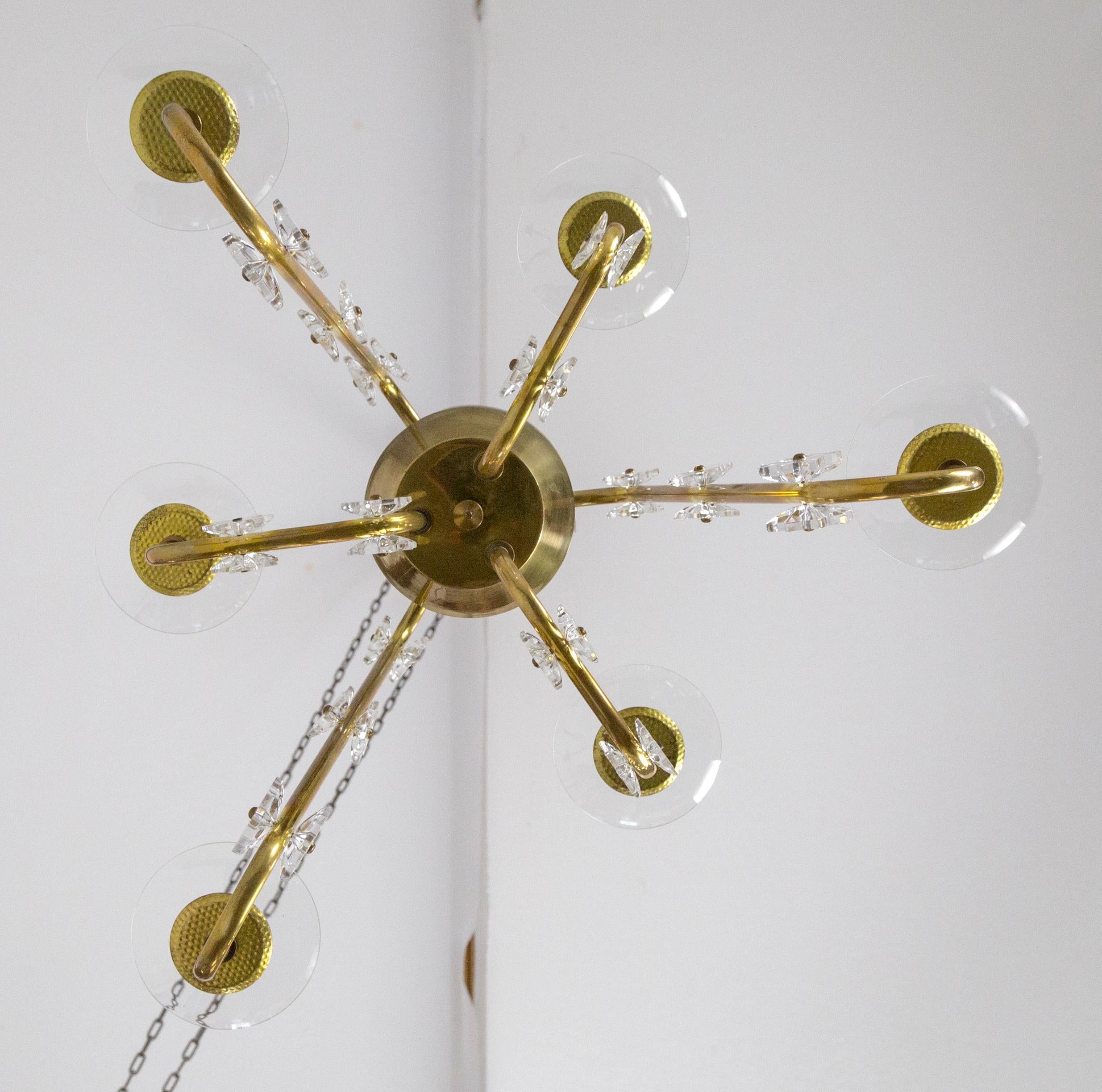 Ottone Raro lampadario a 6 bracci ondulati in ottone e vetro della metà del secolo scorso in vendita
