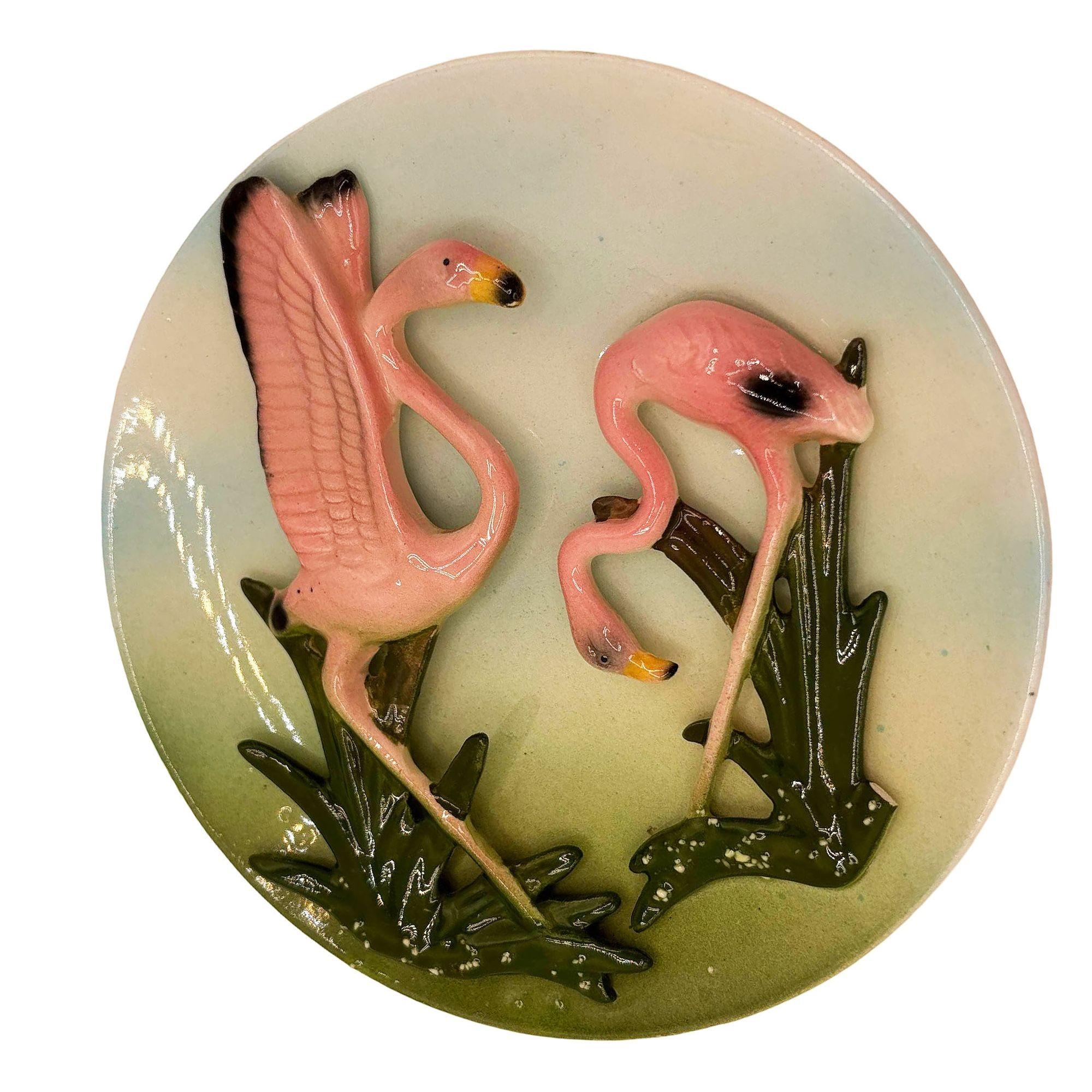 Seltene Mitte des Jahrhunderts California Pottery Flamingo 3d skulpturale Runde Wandteller (amerikanisch) im Angebot