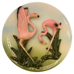 Rare plaque murale ronde sculpturale 3d Flamingo de California Pottery datant du milieu du siècle dernier