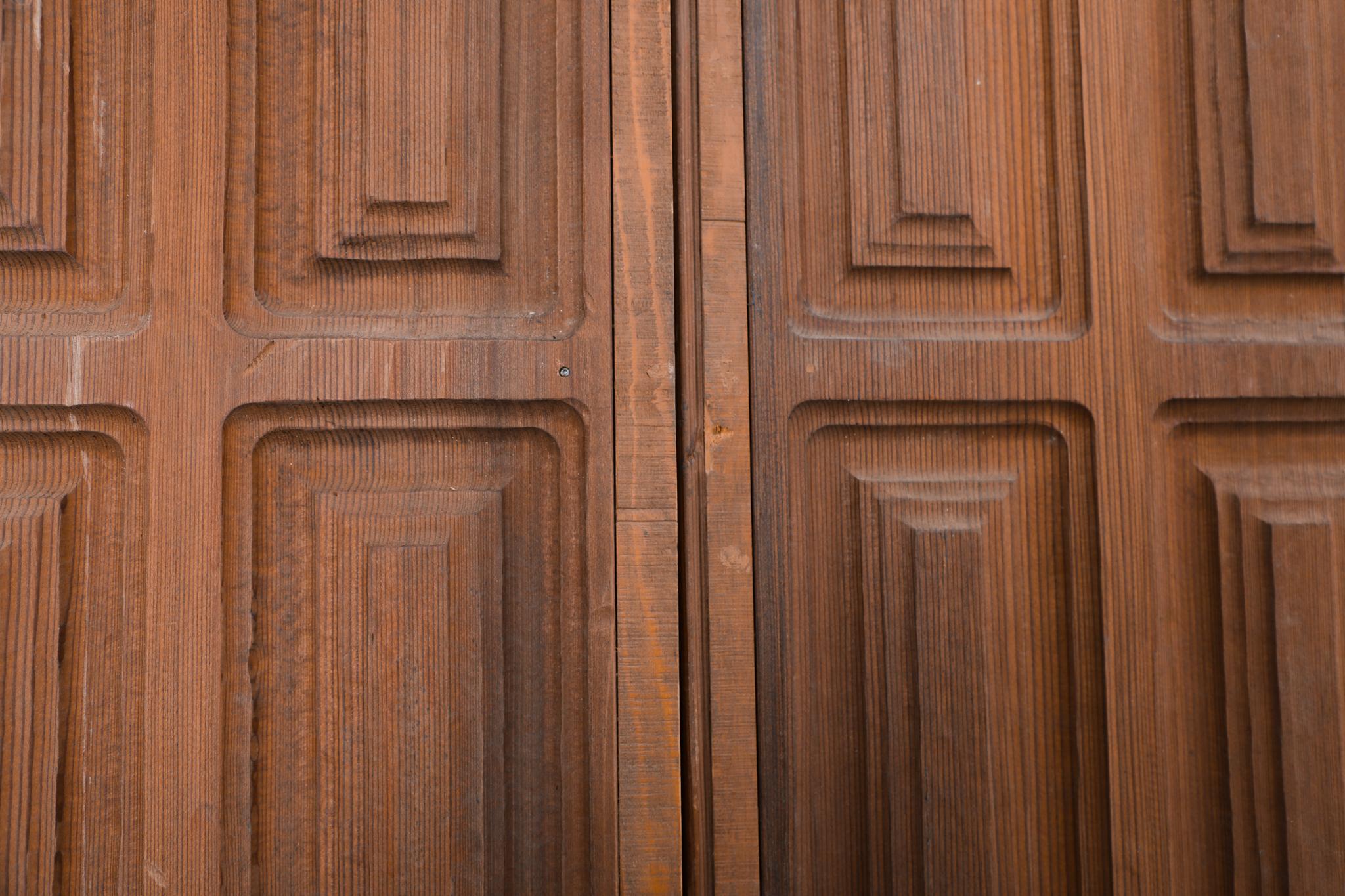 Seltene geschnitzte Redwood-Doppeltüren aus der Mitte des Jahrhunderts von Forms and Surfaces, 1970er Jahre im Angebot 8