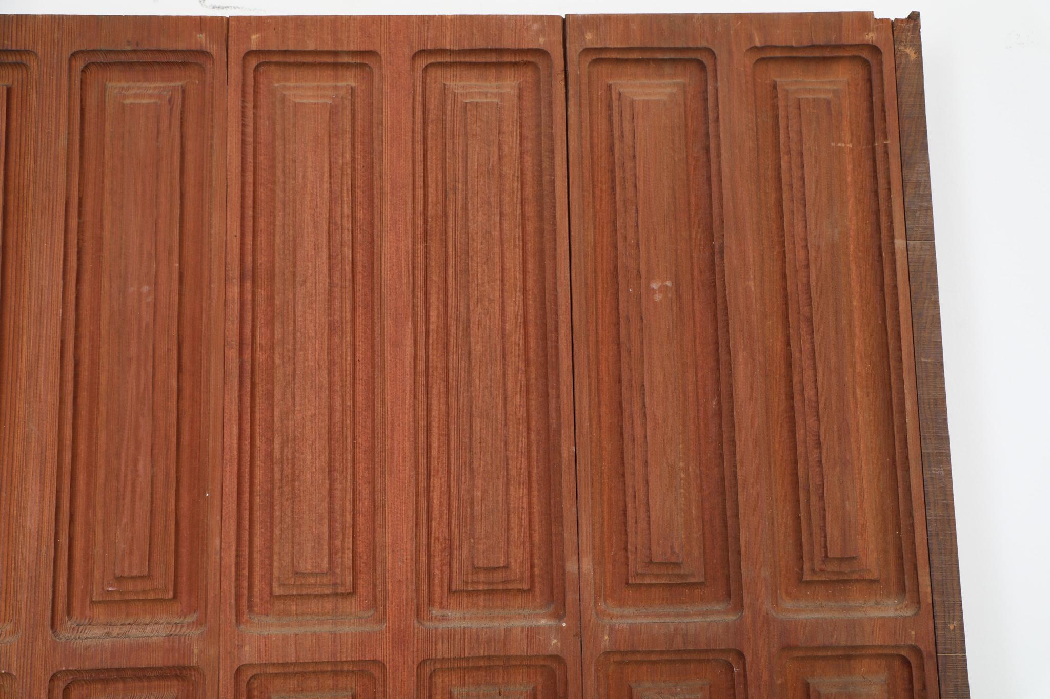 Seltene geschnitzte Redwood-Doppeltüren aus der Mitte des Jahrhunderts von Forms and Surfaces, 1970er Jahre im Angebot 11