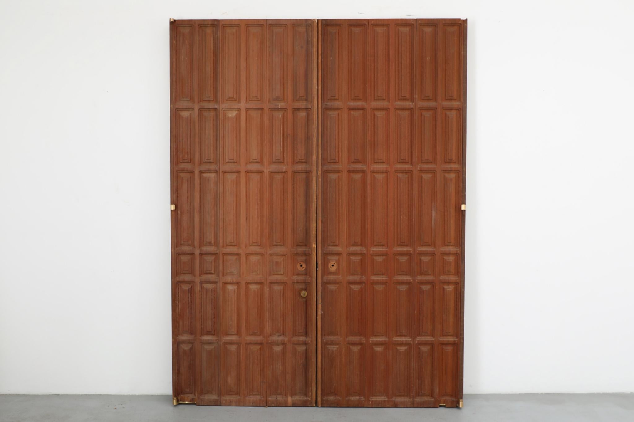 Seltene geschnitzte Redwood-Doppeltüren aus der Mitte des Jahrhunderts von Forms and Surfaces, 1970er Jahre (Moderne der Mitte des Jahrhunderts) im Angebot