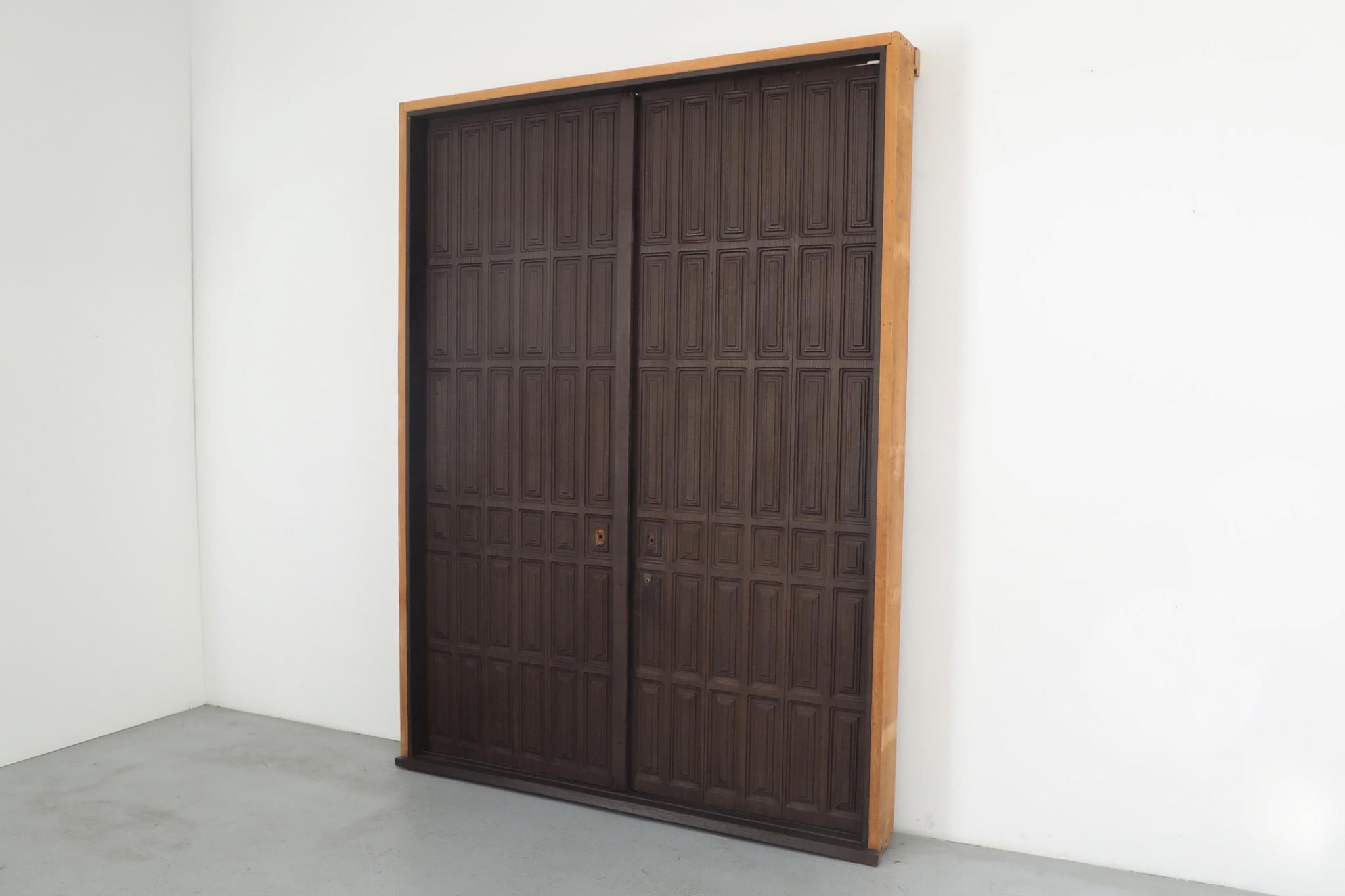 Seltene geschnitzte Redwood-Doppeltüren aus der Mitte des Jahrhunderts von Forms and Surfaces, 1970er Jahre im Zustand „Gut“ im Angebot in Los Angeles, CA