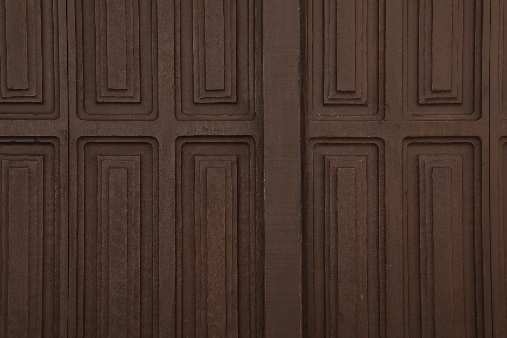 Seltene geschnitzte Redwood-Doppeltüren aus der Mitte des Jahrhunderts von Forms and Surfaces, 1970er Jahre (Holz) im Angebot