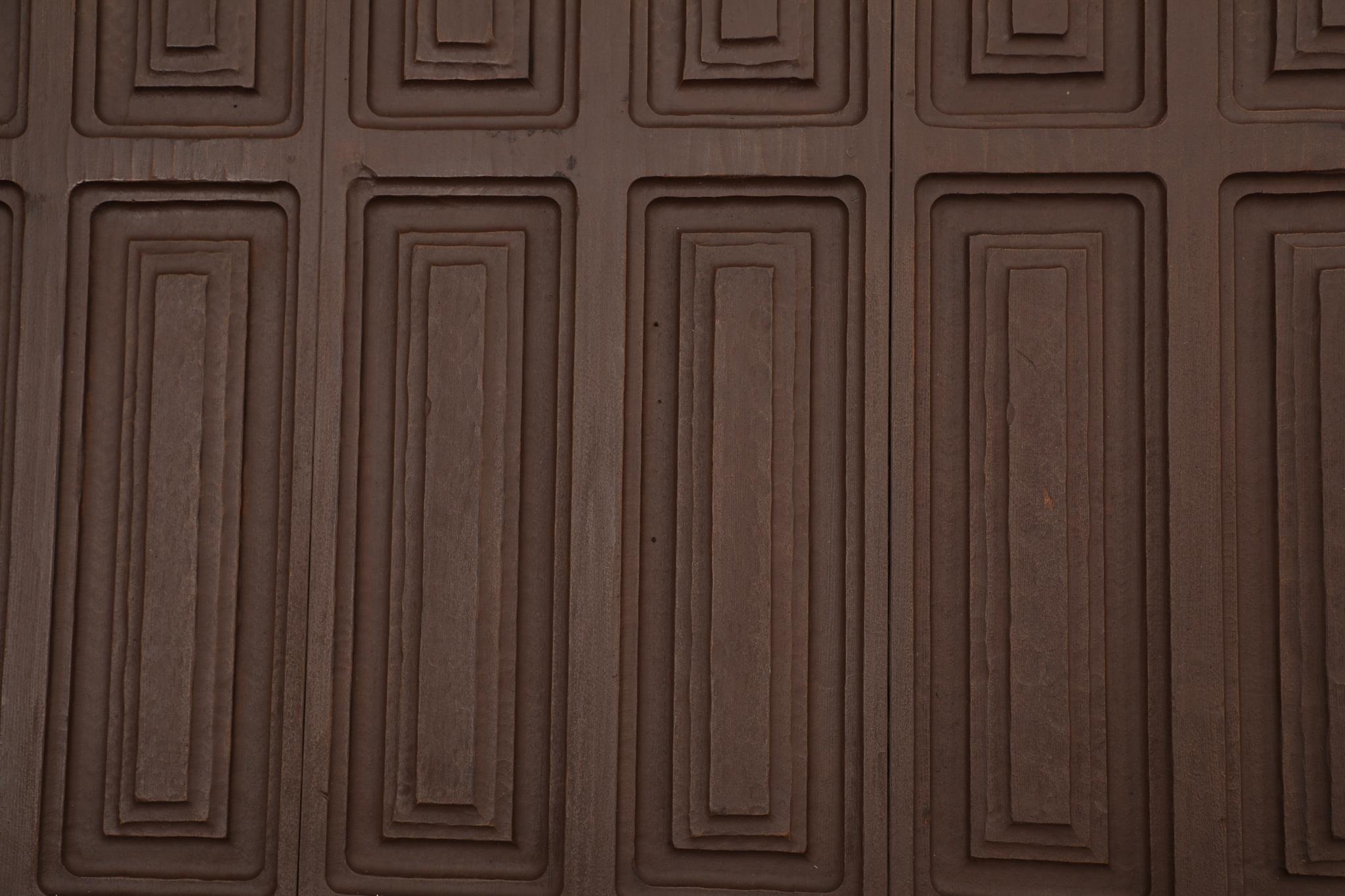 Seltene geschnitzte Redwood-Doppeltüren aus der Mitte des Jahrhunderts von Forms and Surfaces, 1970er Jahre im Angebot 1