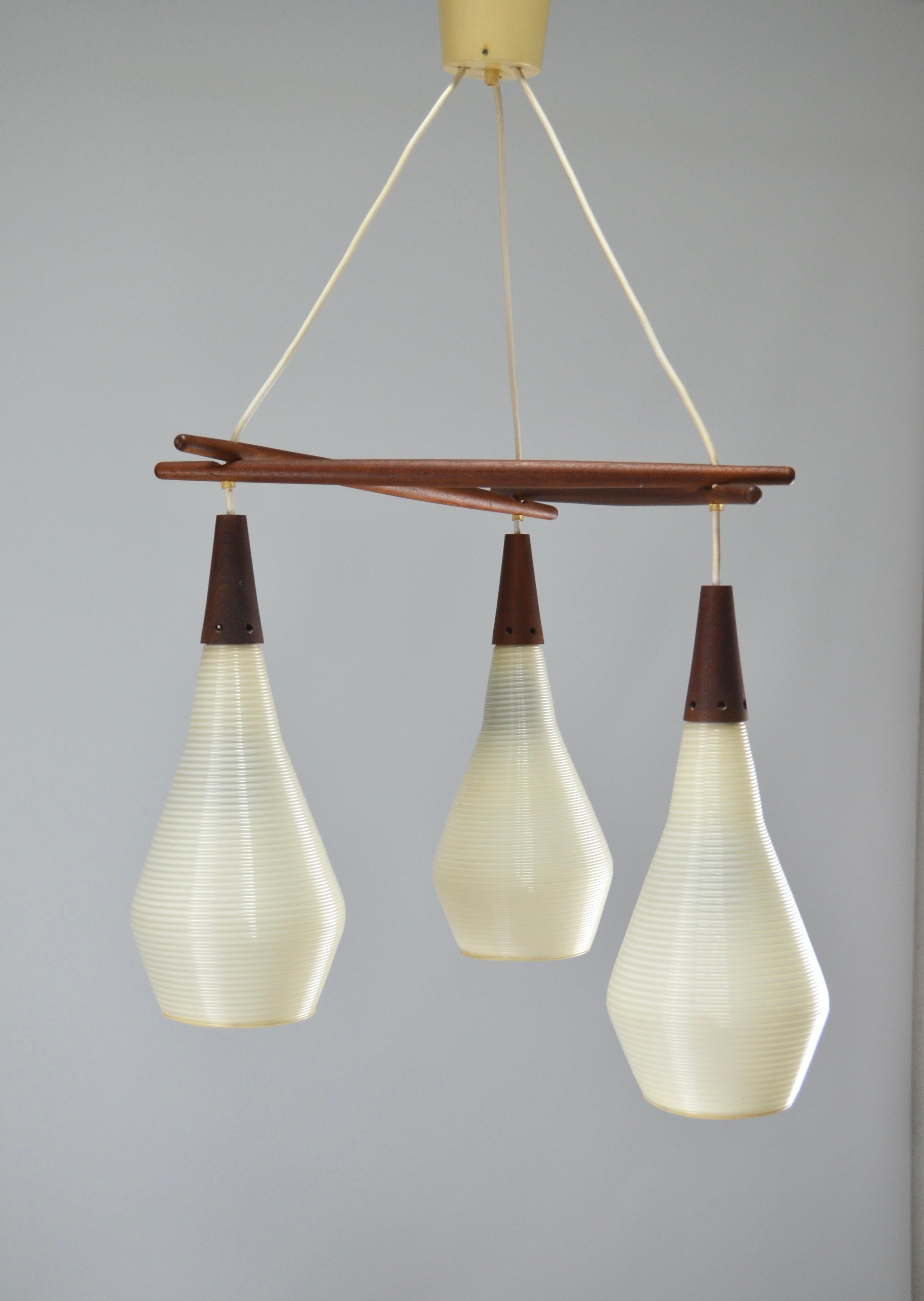 Rare Mid-century ceiling light with rotaflex lamps for Heifetz
The rotaflex globes are in good condition and have a very original shape. Very beautiful diffused light.
They are topped with wooden cones.
The teak structure has beautiful finishes.
