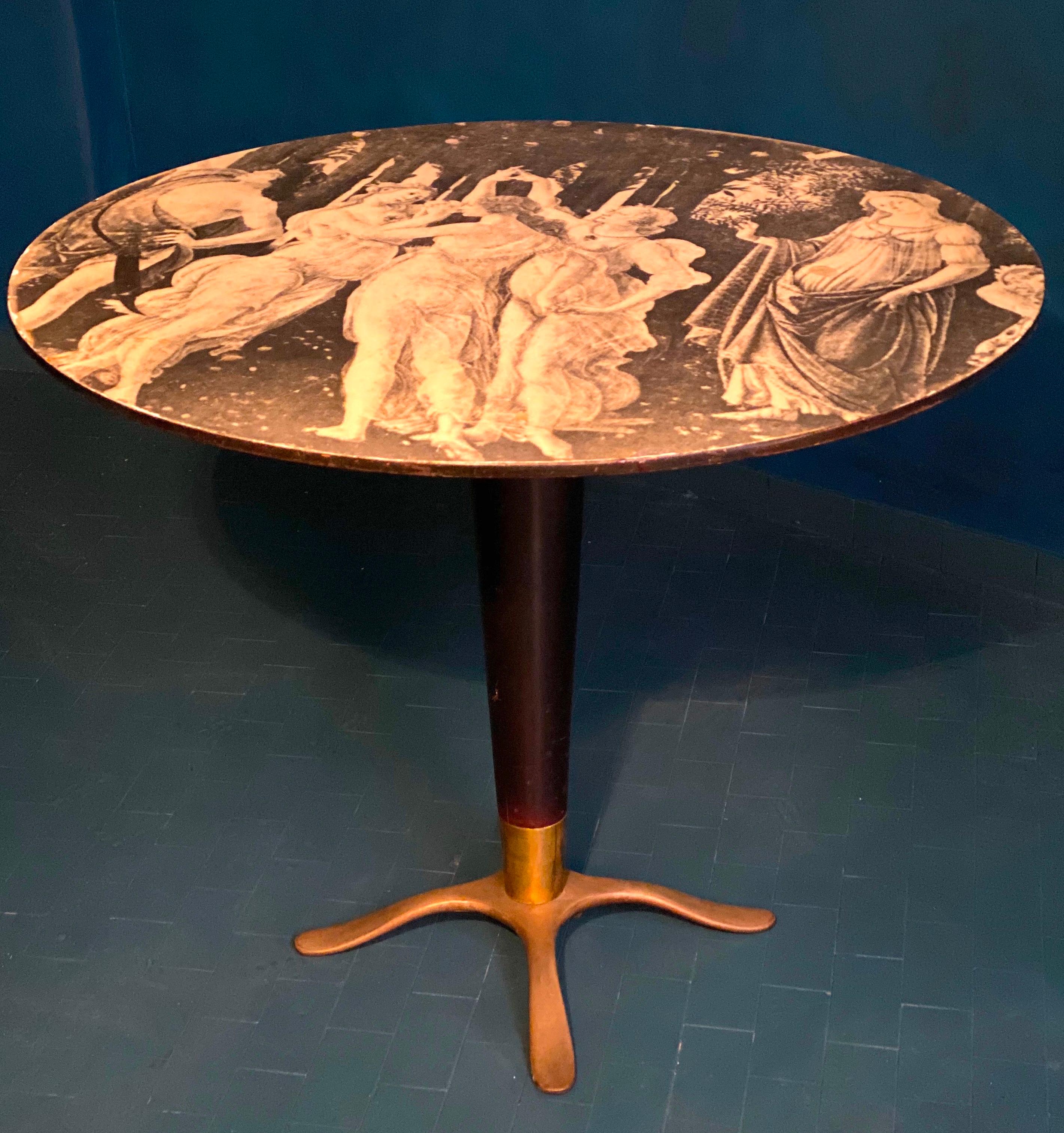 Rare table centrale ou table d'appoint du milieu du siècle dernier attribuée à Osvaldo Borsani en vente 3