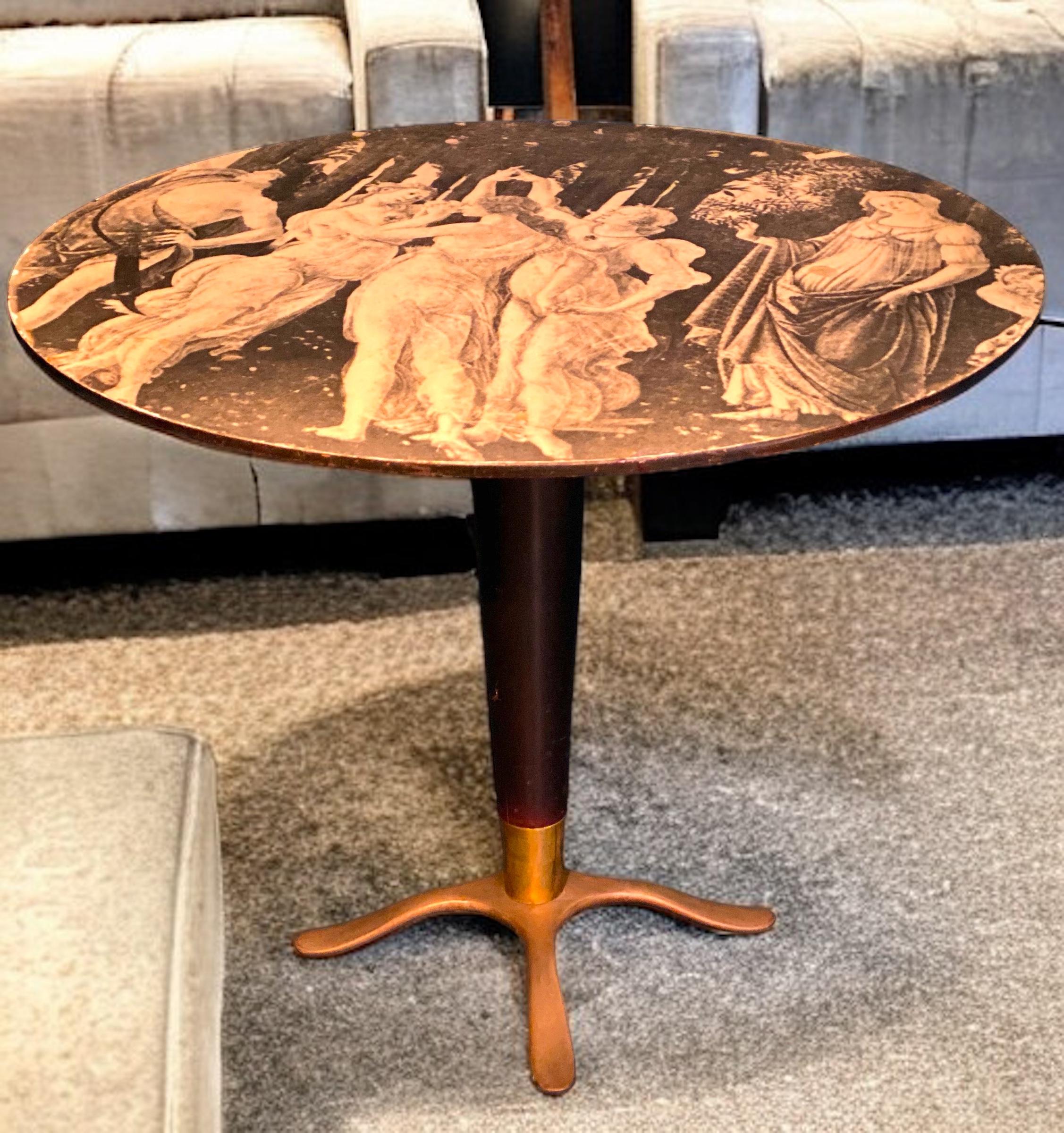 Bois Rare table centrale ou table d'appoint du milieu du siècle dernier attribuée à Osvaldo Borsani en vente