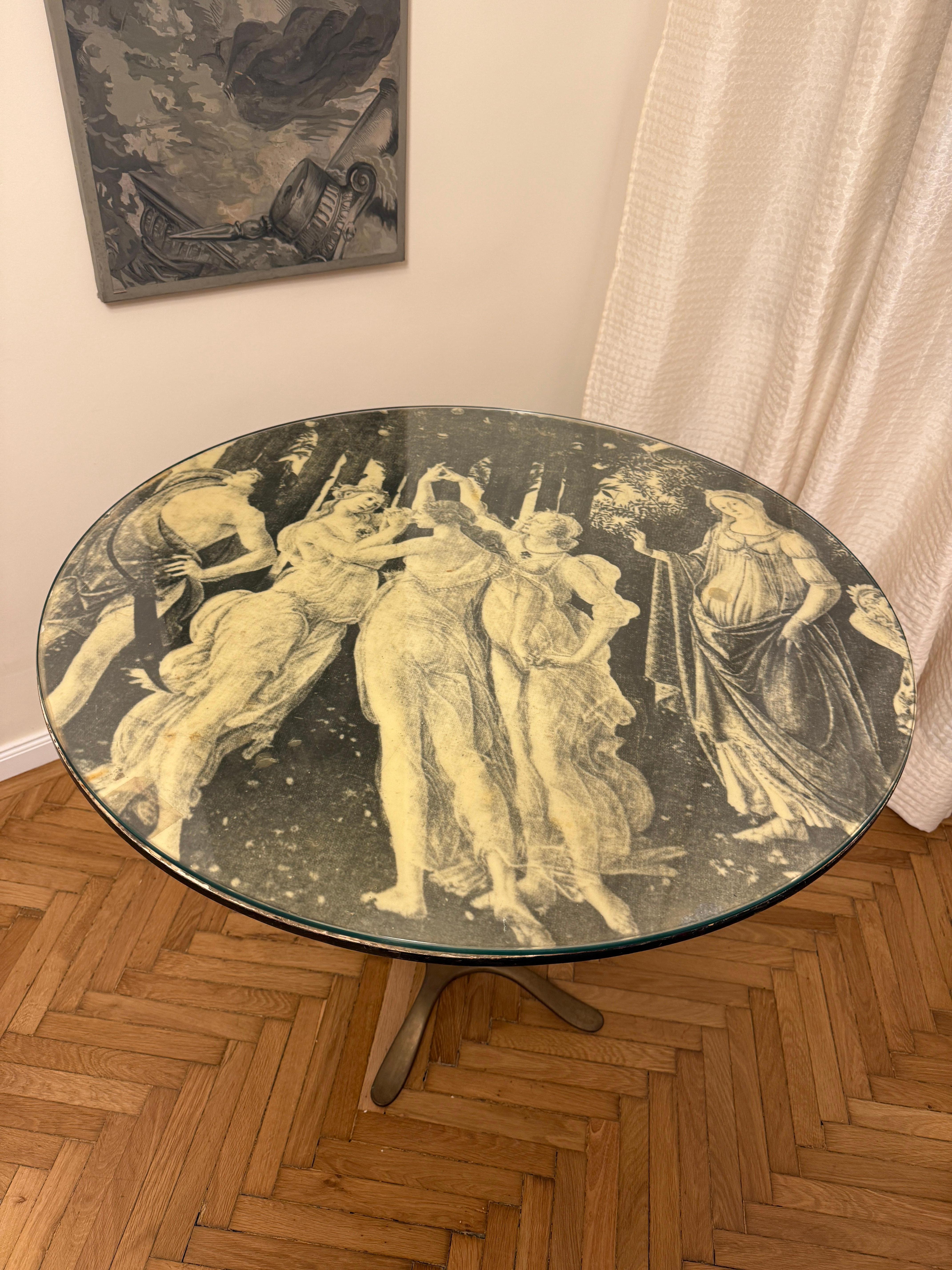 Bois Rare table centrale ou table d'appoint du milieu du siècle dernier attribuée à Osvaldo Borsani en vente