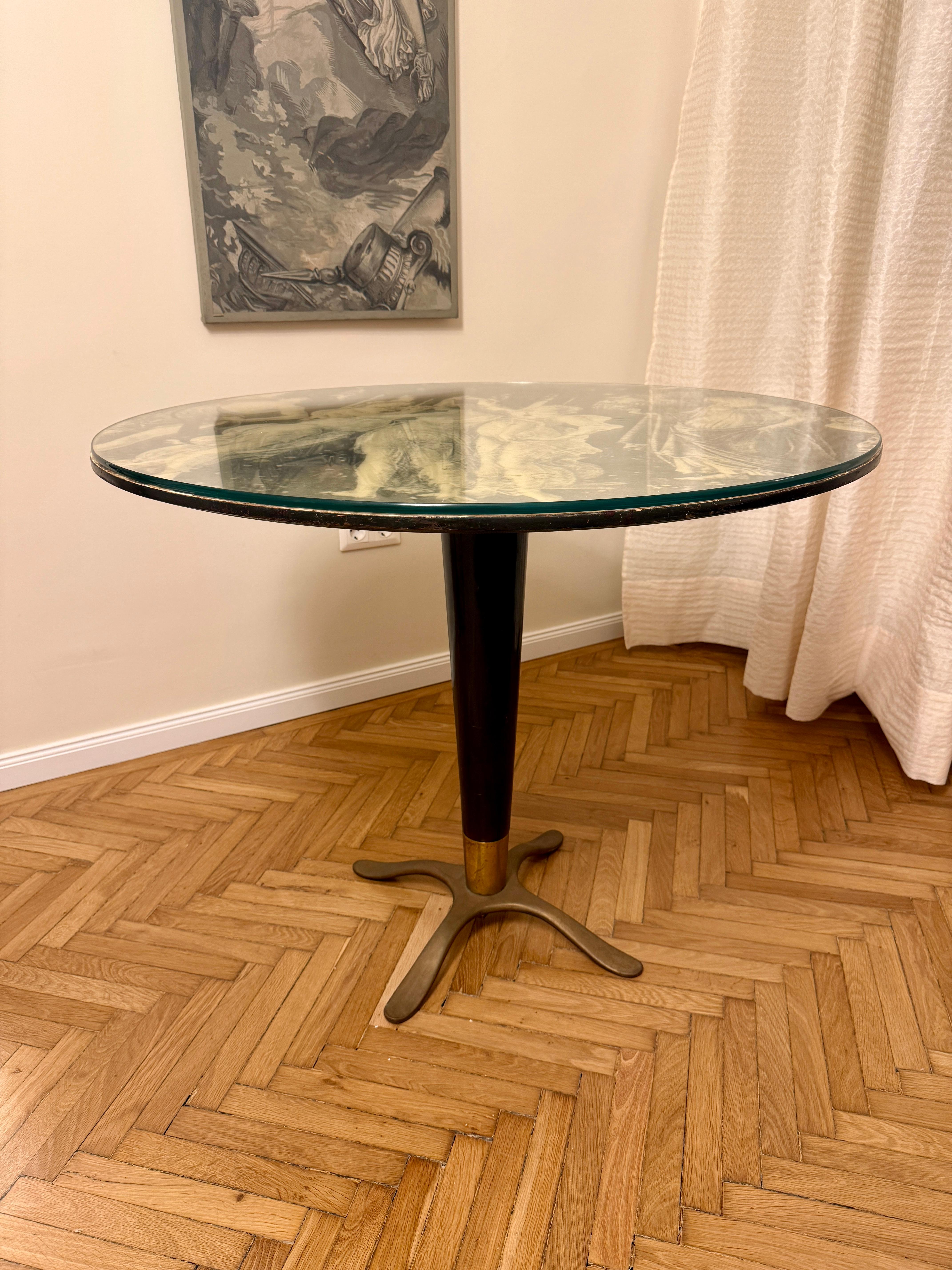 Rare table centrale ou table d'appoint du milieu du siècle dernier attribuée à Osvaldo Borsani en vente 1