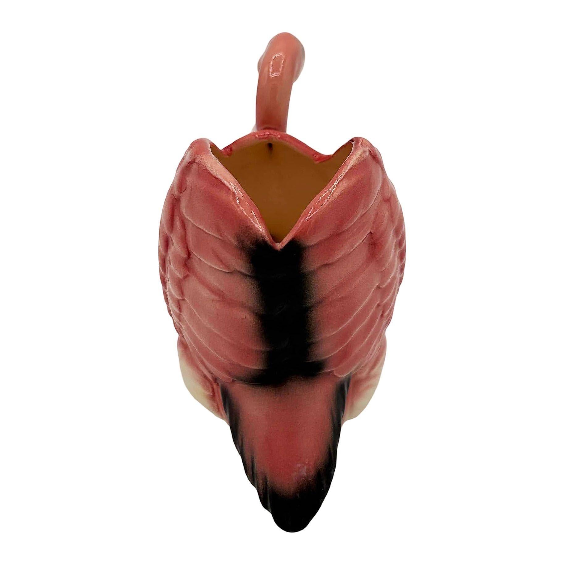 Jardinière de table en céramique rose et verte représentant un flamant rose, signée Will-George. La jardinière présente un flamant rose magnifiquement détaillé qui se pose directement sur la table. Il est présenté dans une finition brillante qui met