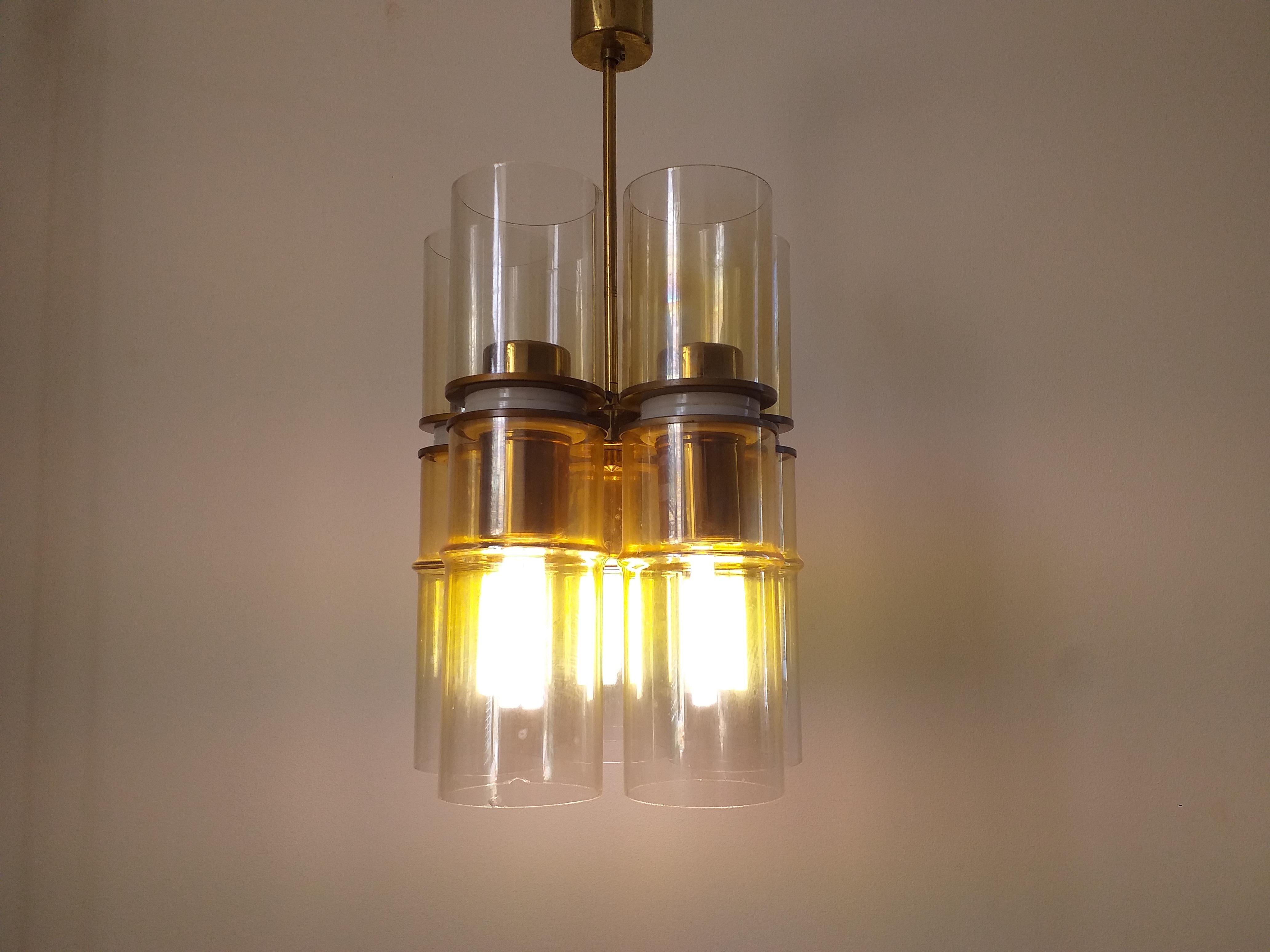 - muy bonito estilo de iluminacion
- raro.