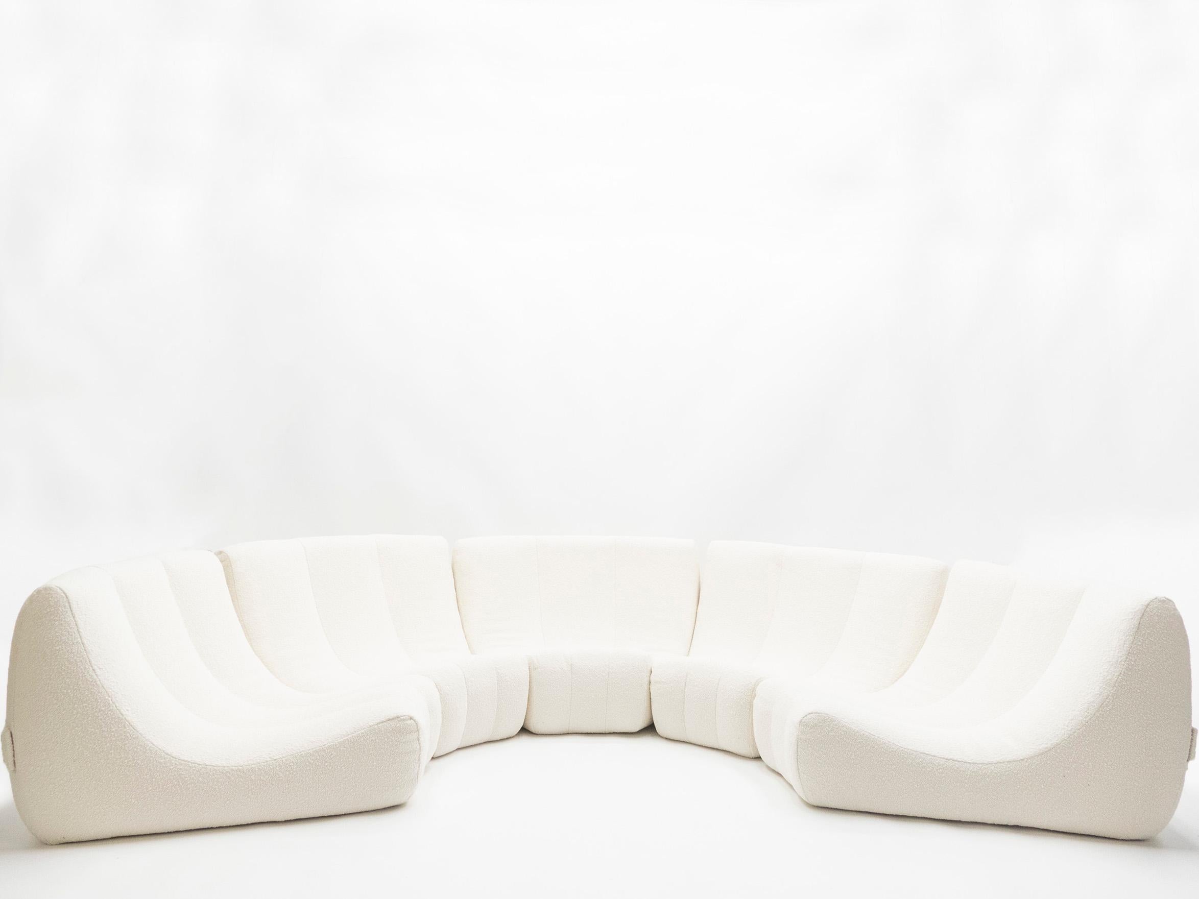 Très rare et unique canapé circulaire extra large Gilda de Michel Ducaroy fabriqué par Ligne Roset en 1972. Le canapé se compose de cinq éléments reliés par des boucles métalliques pour les maintenir en place, formant un peu plus d'un demi-cercle.