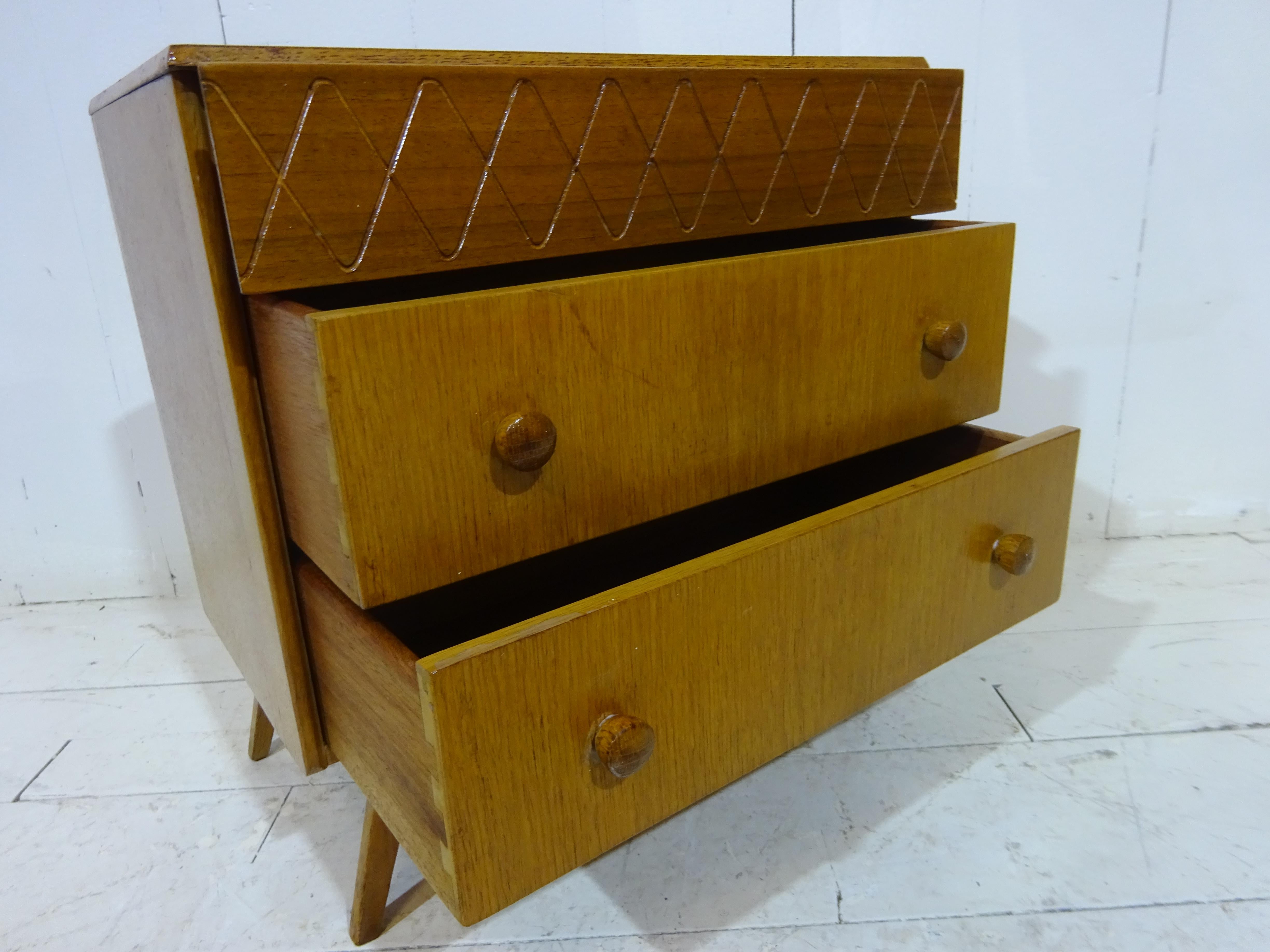 Rare Mid Century Compact Chest of Drawers by Schreiber of England  3