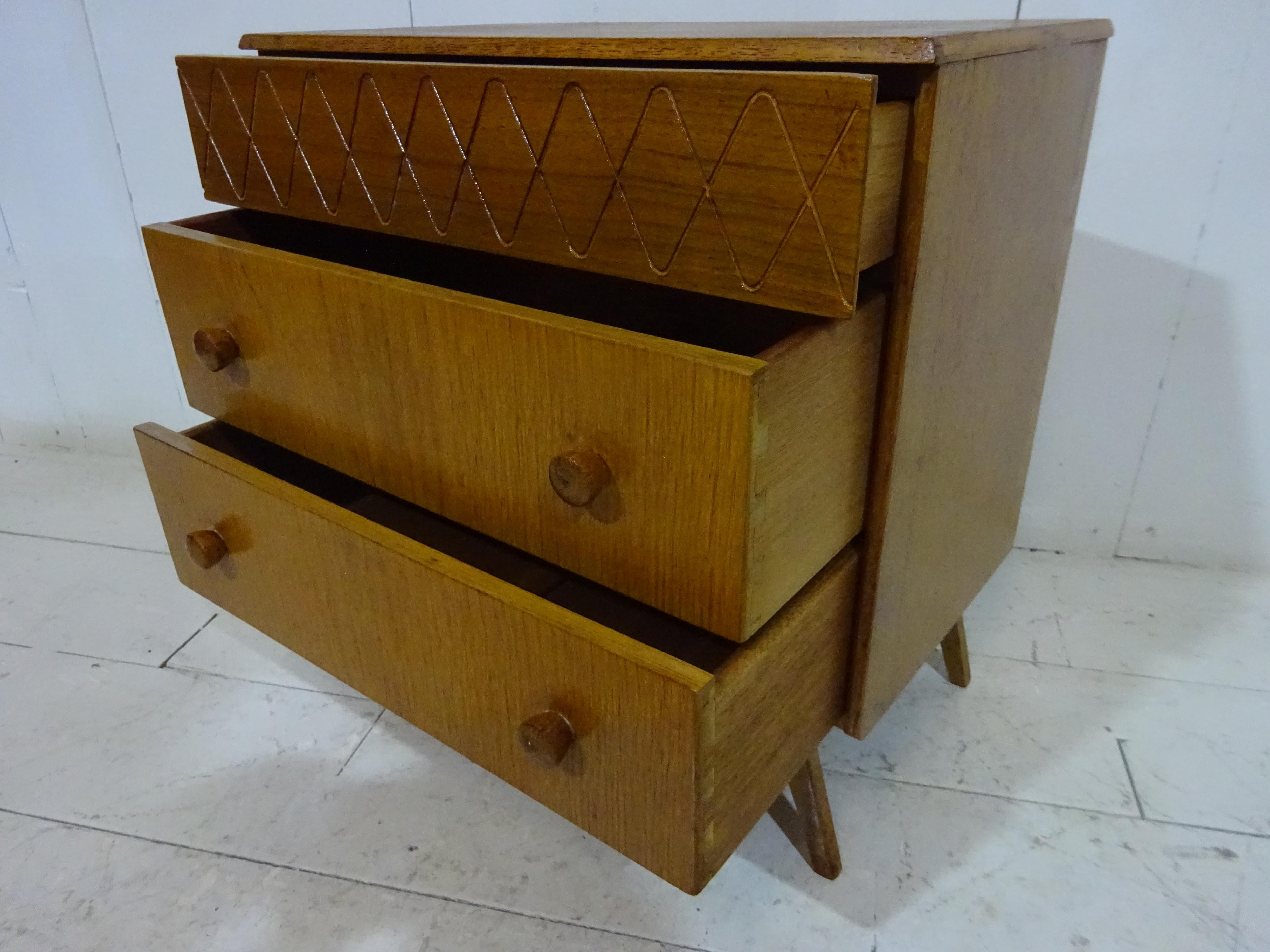 Rare Mid Century Compact Chest of Drawers by Schreiber of England  In Good Condition In Tarleton, GB