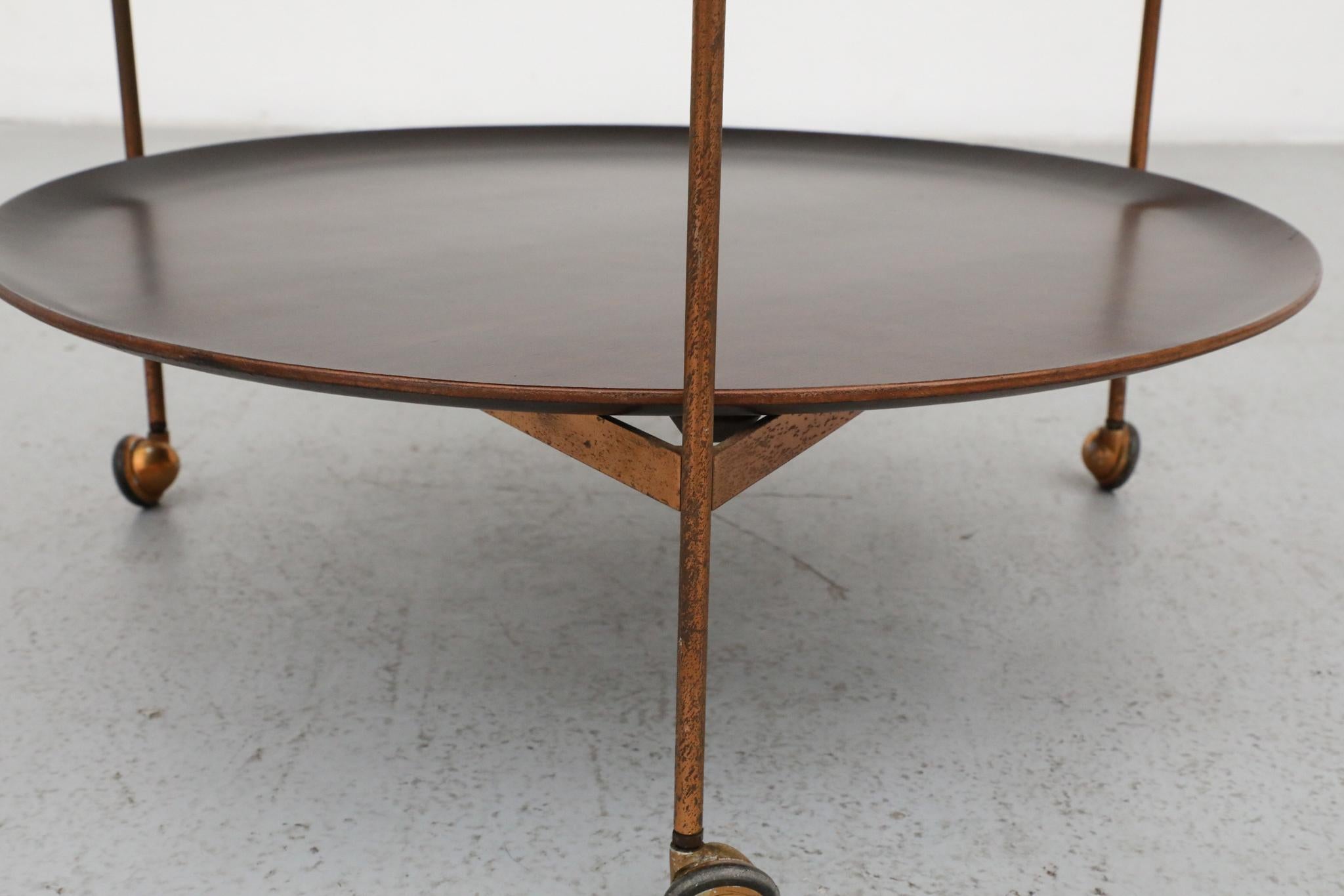 Rare chariot à roulettes en cuivre et wengé du milieu du siècle avec plateaux de service en vente 5