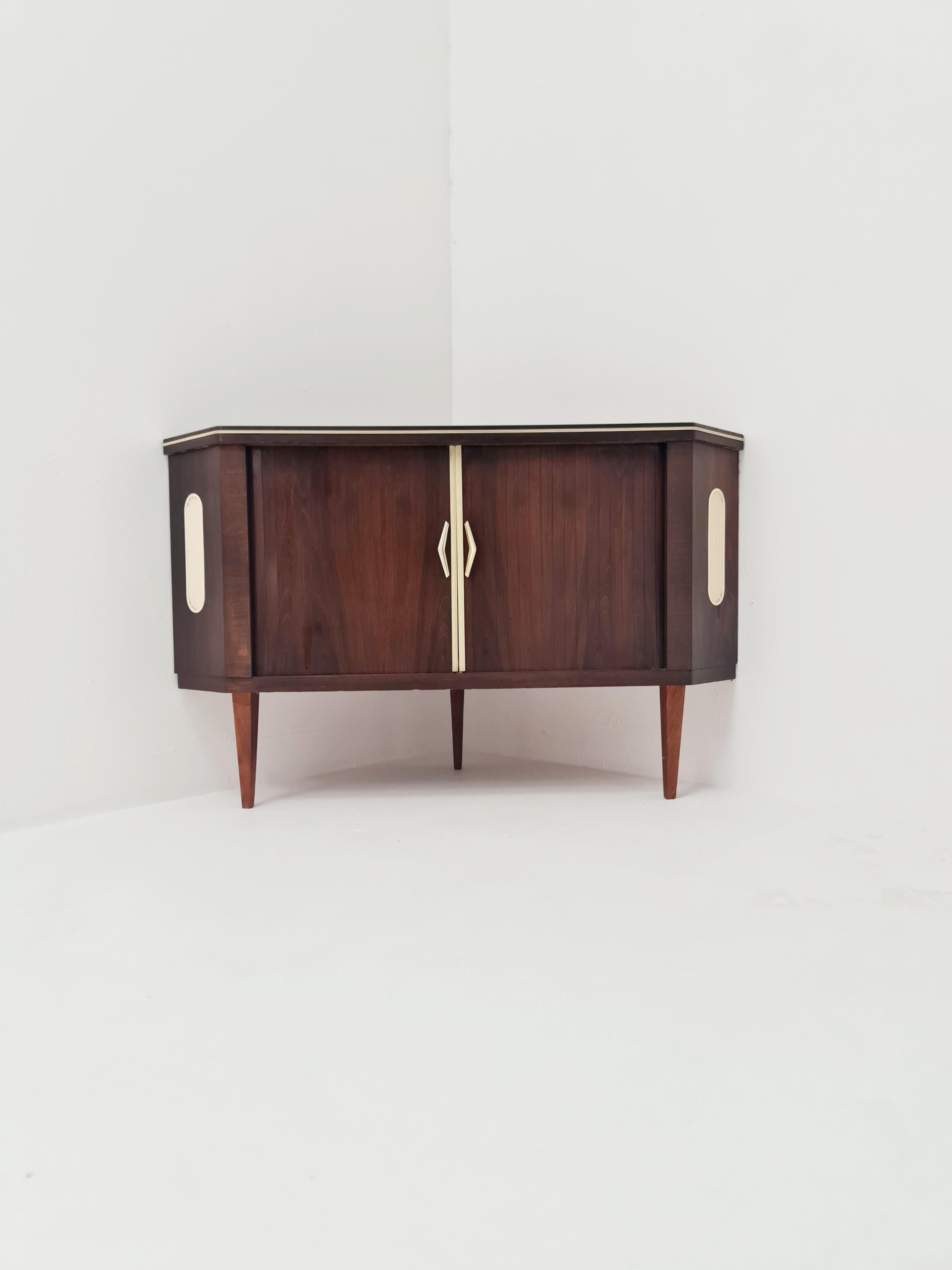 Raro angolo di metà secolo  Credenza/bar tedesco, anni '50 in vendita 3