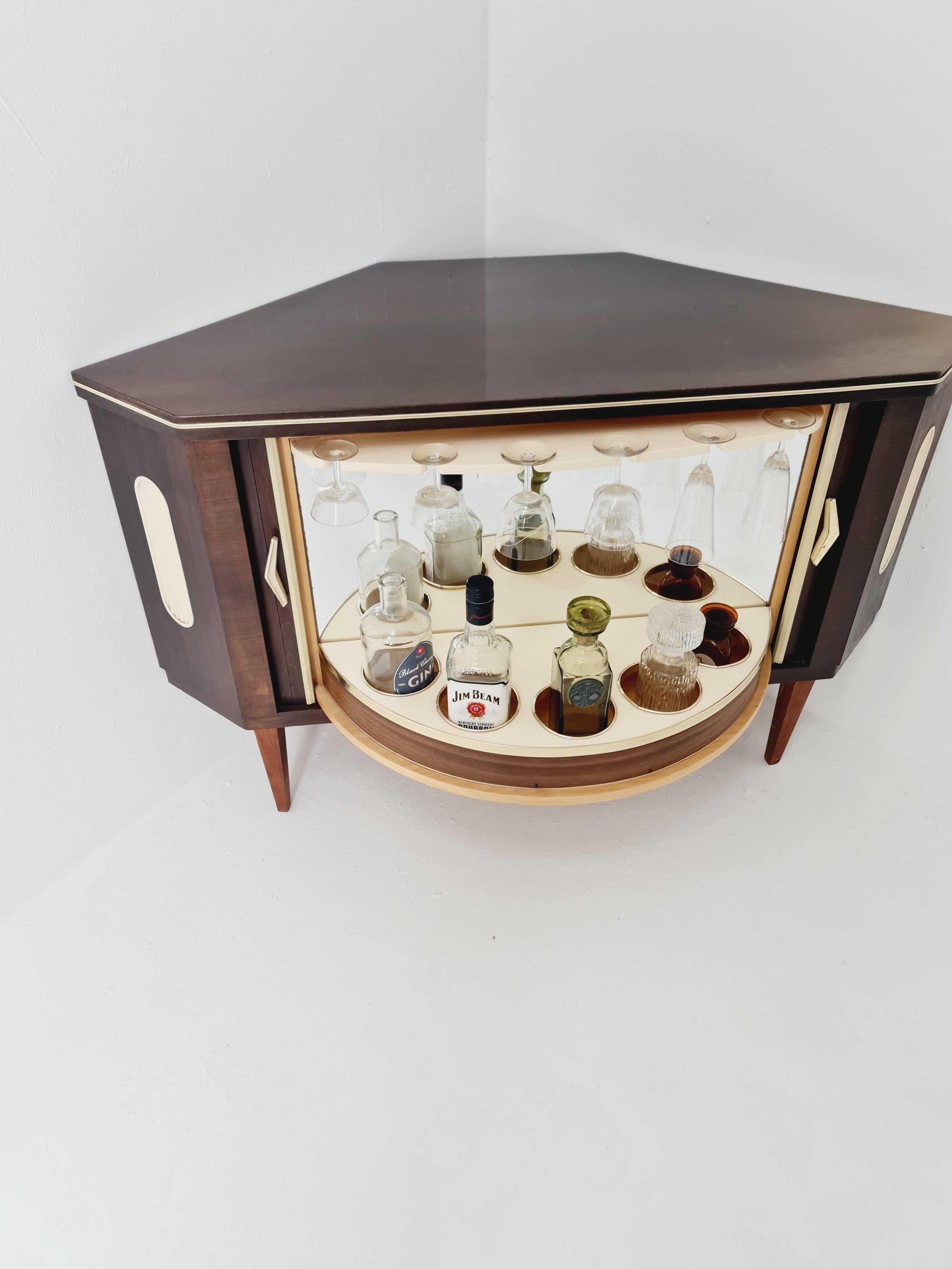 Raro angolo di metà secolo  Credenza/bar tedesco, anni '50

Bellissimo bar ad angolo del  1950 con minibar integrato, corpo interno rotante con zona bar specchiata che comprende un dispositivo di sospensione per 6 bicchieri nella parte superiore e 5