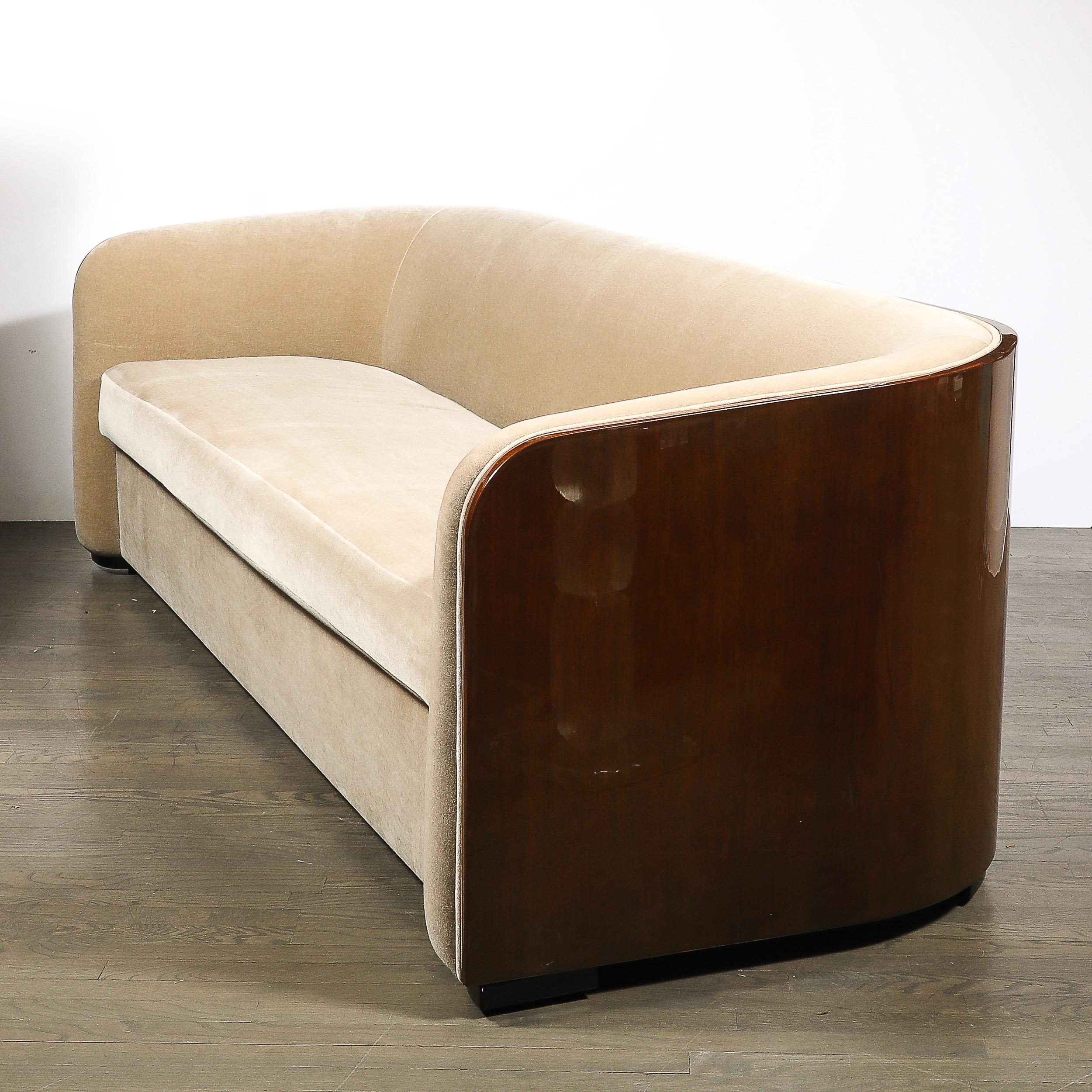 Raro divano con schienale curvo di metà secolo in noce accoppiato a libro firmato Karl Springer in vendita 3