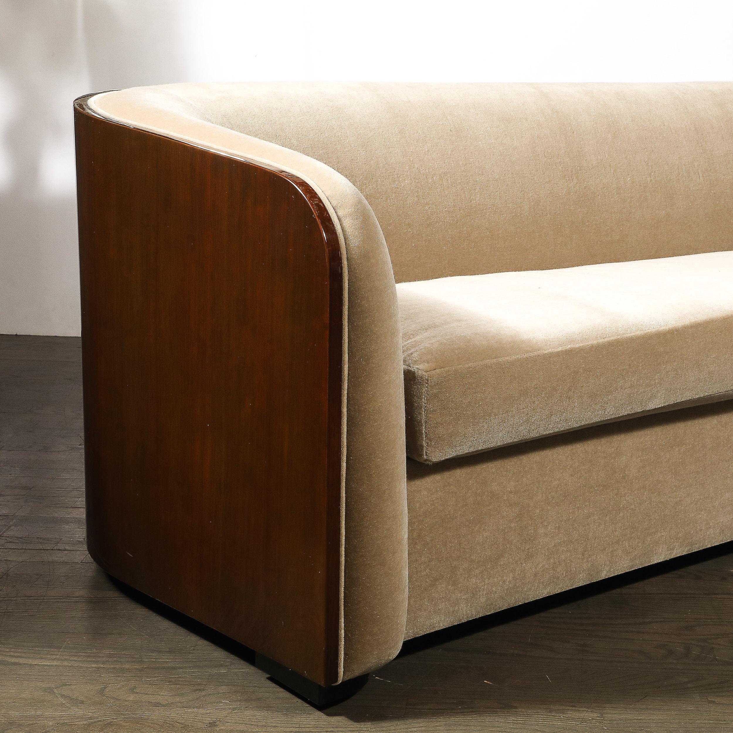 Mid-Century moderno Raro divano con schienale curvo di metà secolo in noce accoppiato a libro firmato Karl Springer in vendita