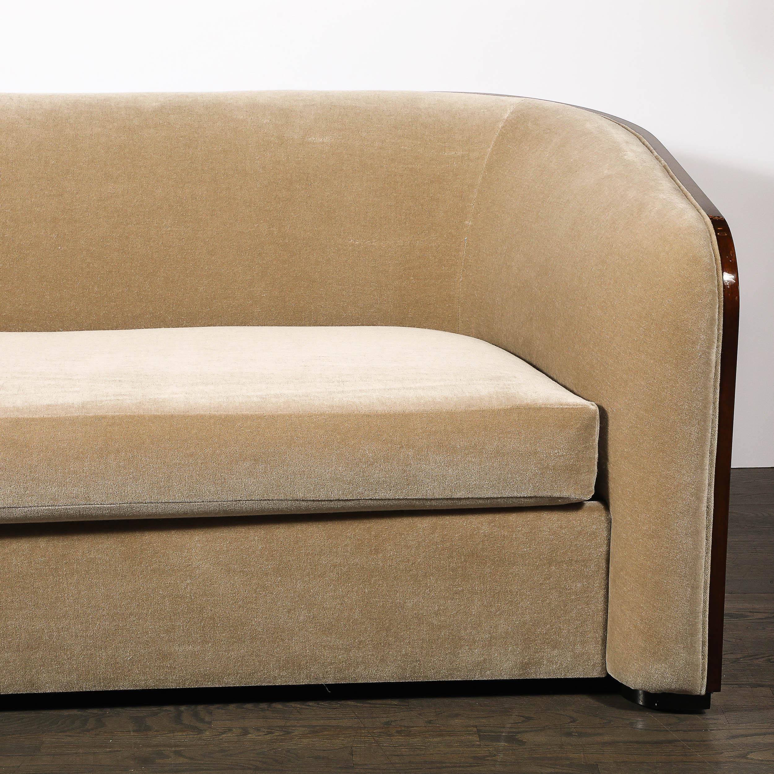 Americano Raro divano con schienale curvo di metà secolo in noce accoppiato a libro firmato Karl Springer in vendita