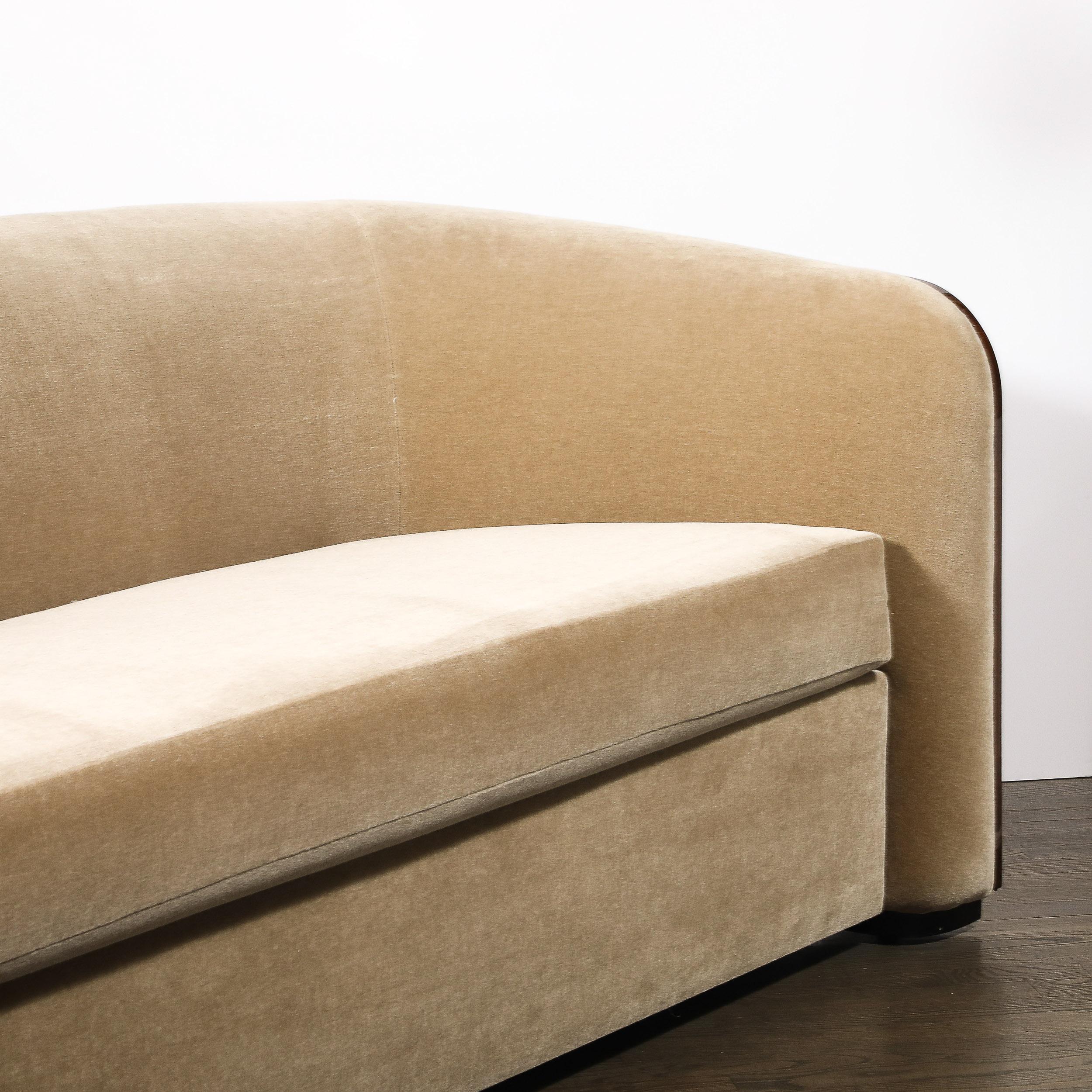 Raro divano con schienale curvo di metà secolo in noce accoppiato a libro firmato Karl Springer In condizioni ottime in vendita a New York, NY