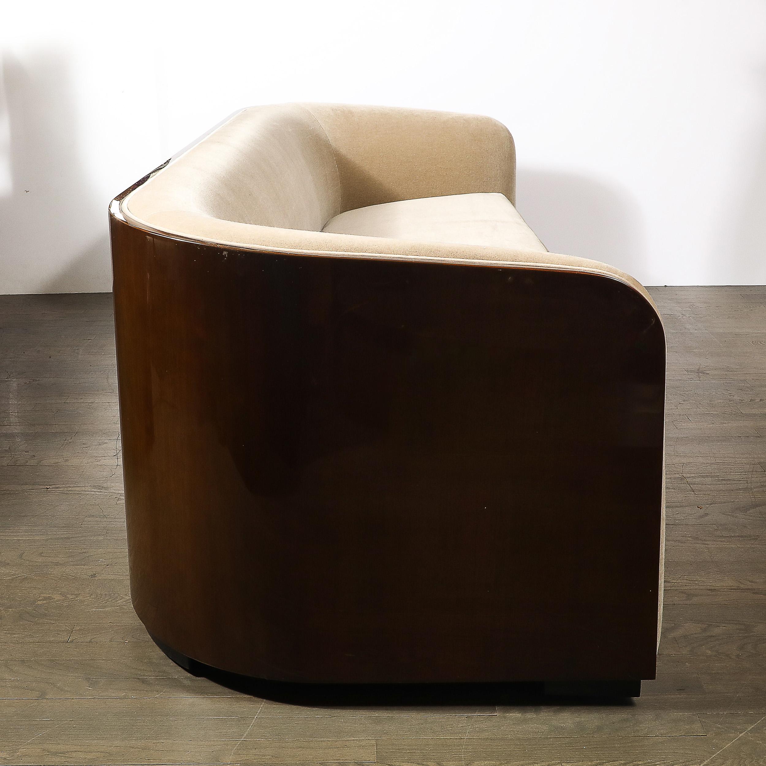 Fine XX secolo Raro divano con schienale curvo di metà secolo in noce accoppiato a libro firmato Karl Springer in vendita