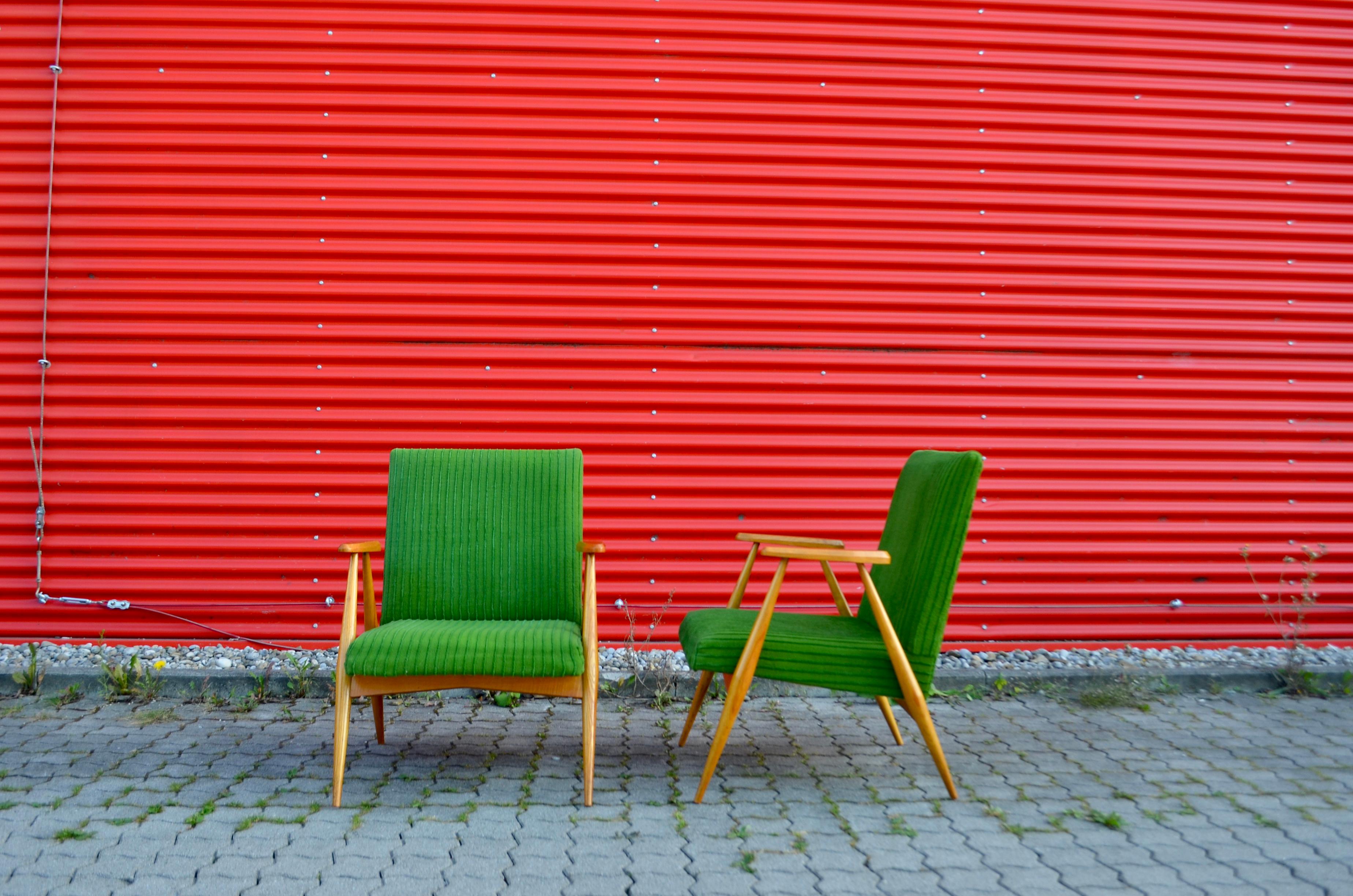 Raras sillas checas de mediados de siglo Kubism Lounge Elm Easy Chairs en venta 10