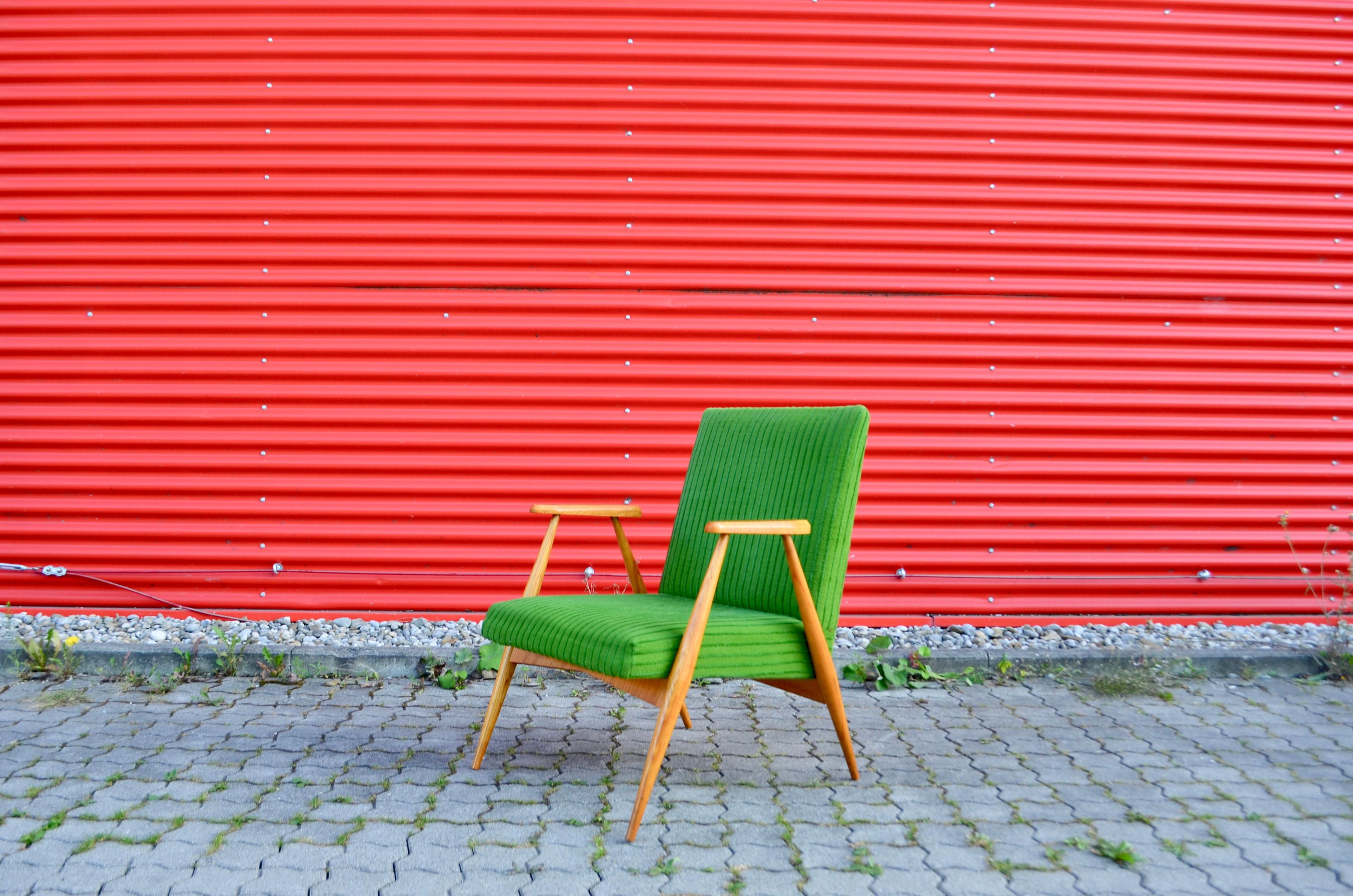 Estos raros e impresionantes sillones modernos de mediados de siglo proceden de la República Checa / Praga.
El diseñador y productor sigue siendo desconocido.
El armazón es de madera de olmo y los reposabrazos escultóricos tienen referencias al