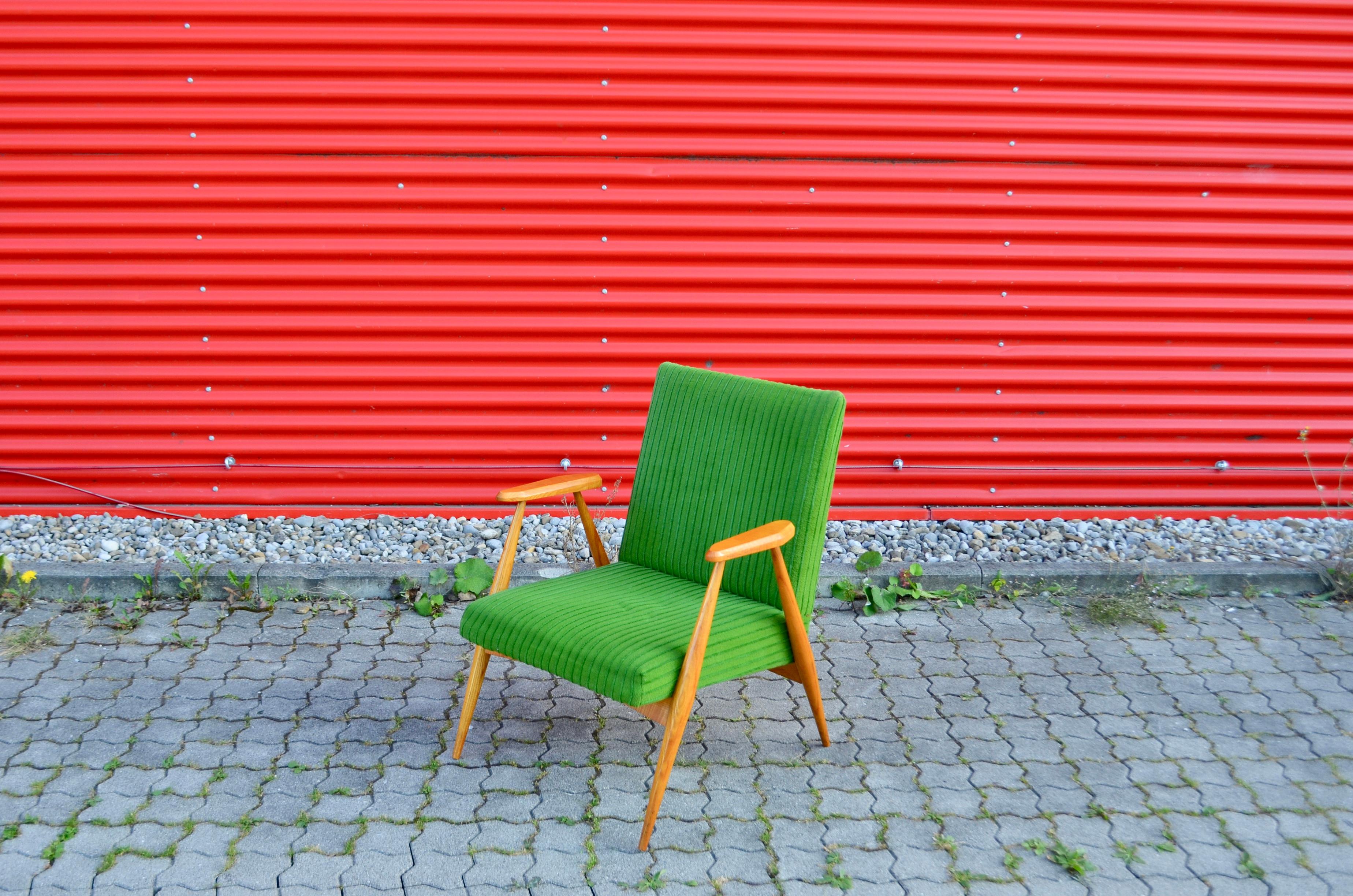 Raras sillas checas de mediados de siglo Kubism Lounge Elm Easy Chairs Moderno de mediados de siglo en venta