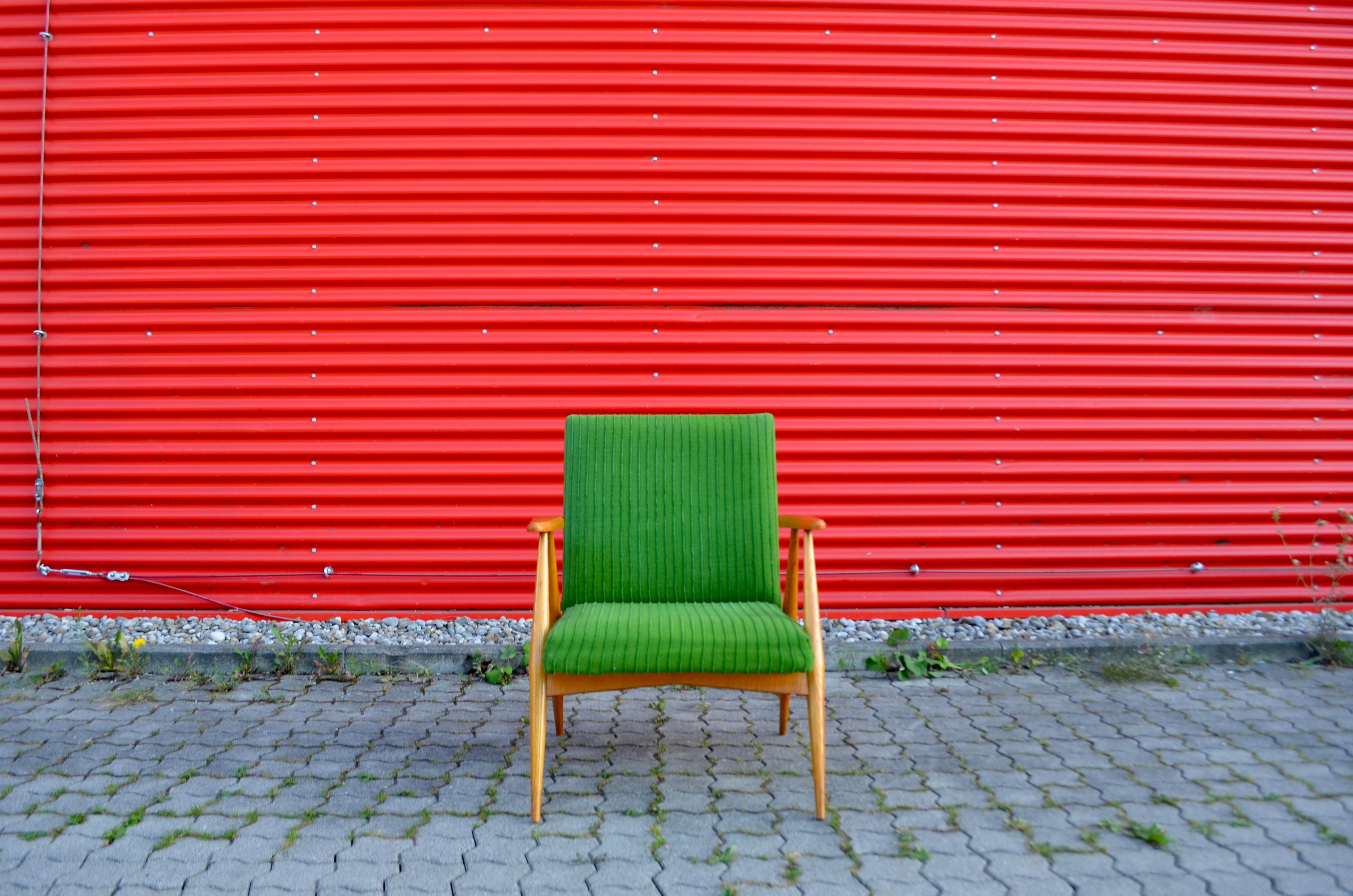 Raras sillas checas de mediados de siglo Kubism Lounge Elm Easy Chairs Lacado en venta