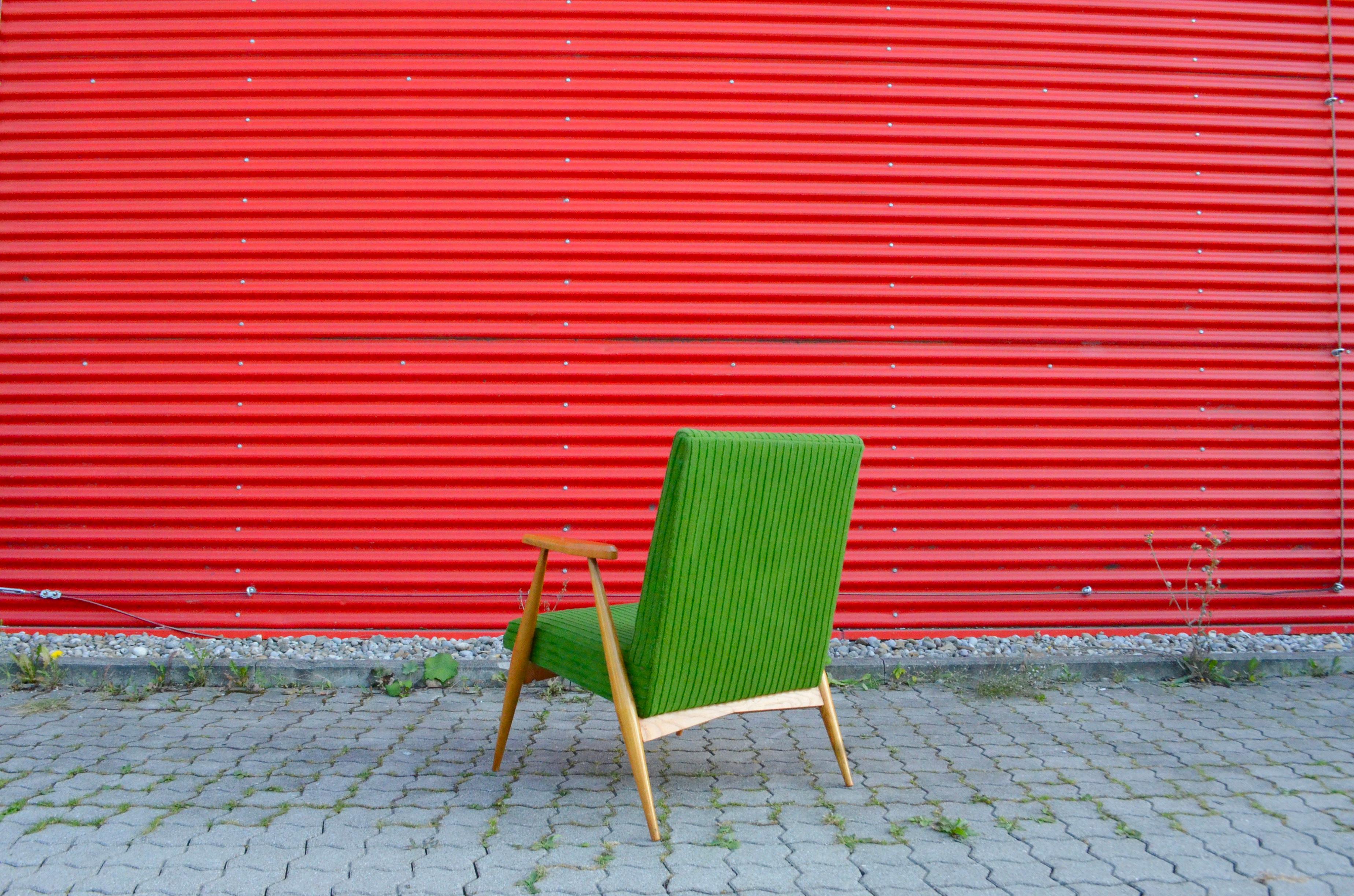 Raras sillas checas de mediados de siglo Kubism Lounge Elm Easy Chairs mediados del siglo XX en venta