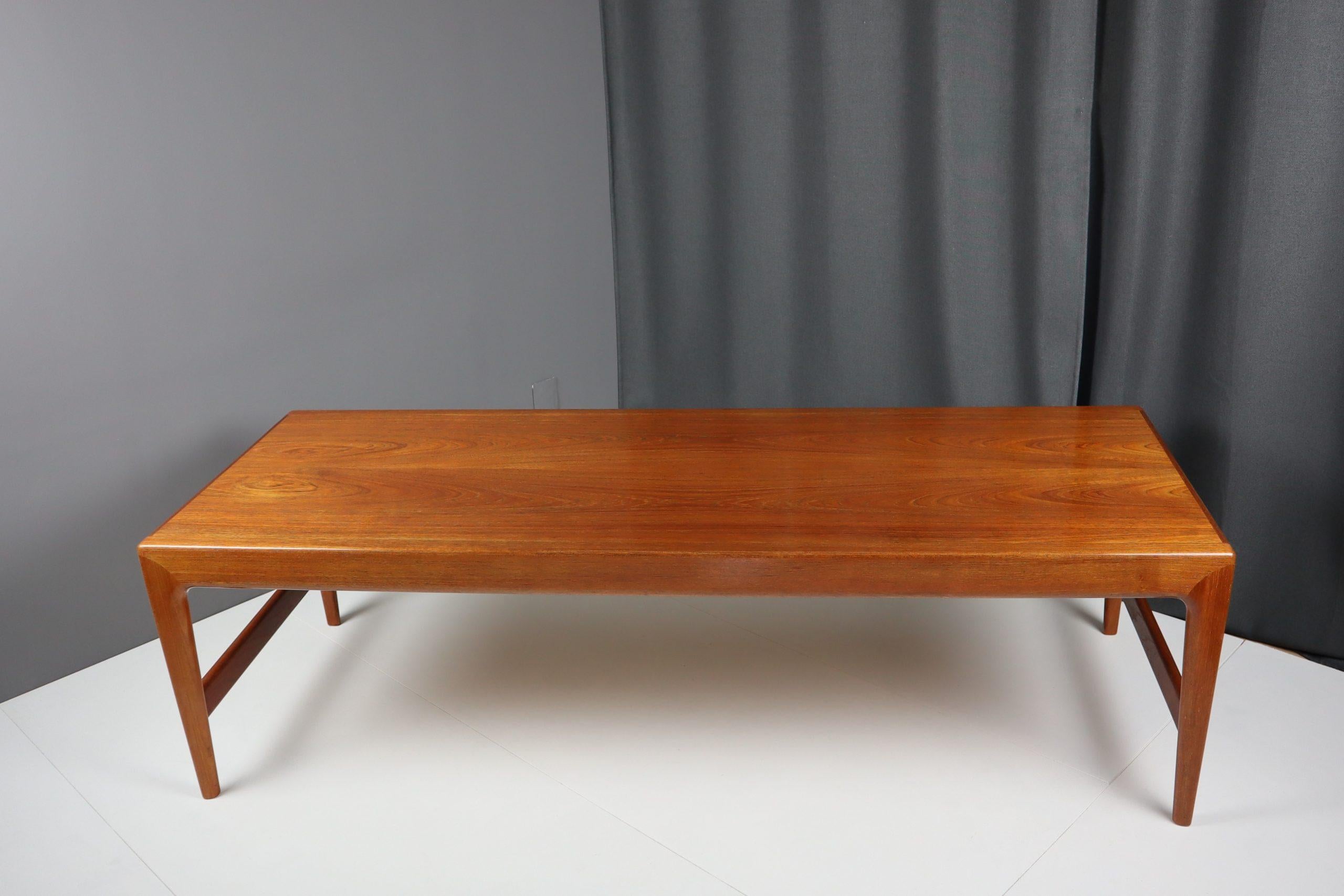 A fantastic large coffee table with two side drawers that run the length of the table. 

We bought this table at an auction in Germany in the summer of 2021. We fell in love with its size, its simple shape and the fantastic drawers. One drawer even